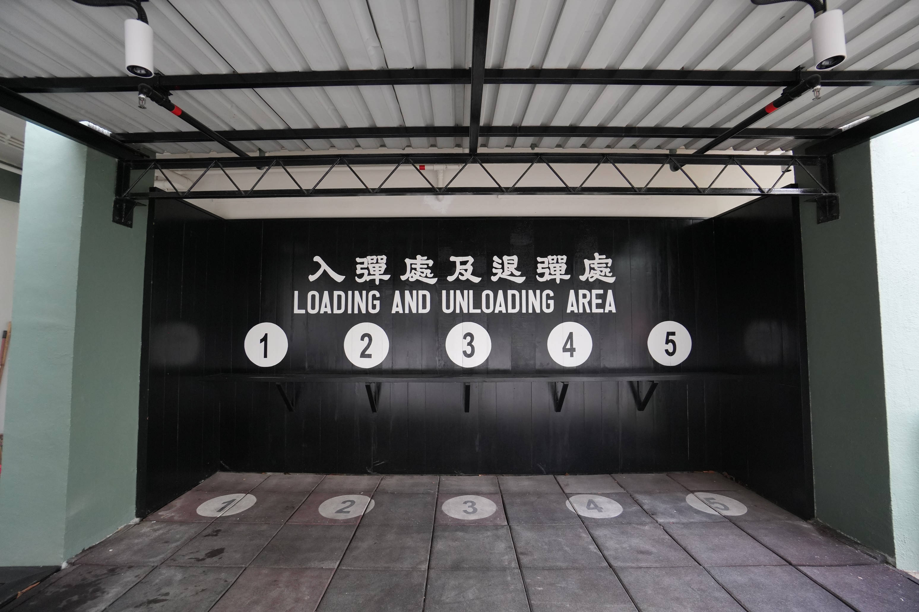 活化後的前流浮山警署，仍然保留不少警署的重要元素，包括昔日用作入彈處及退彈處的金屬構築物。