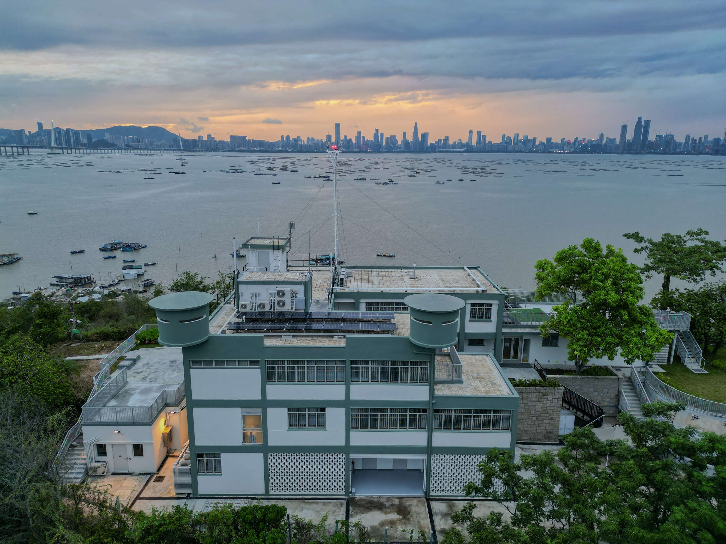 前流浮山警署位處小山丘上,可俯瞰景色宜人的后海灣。