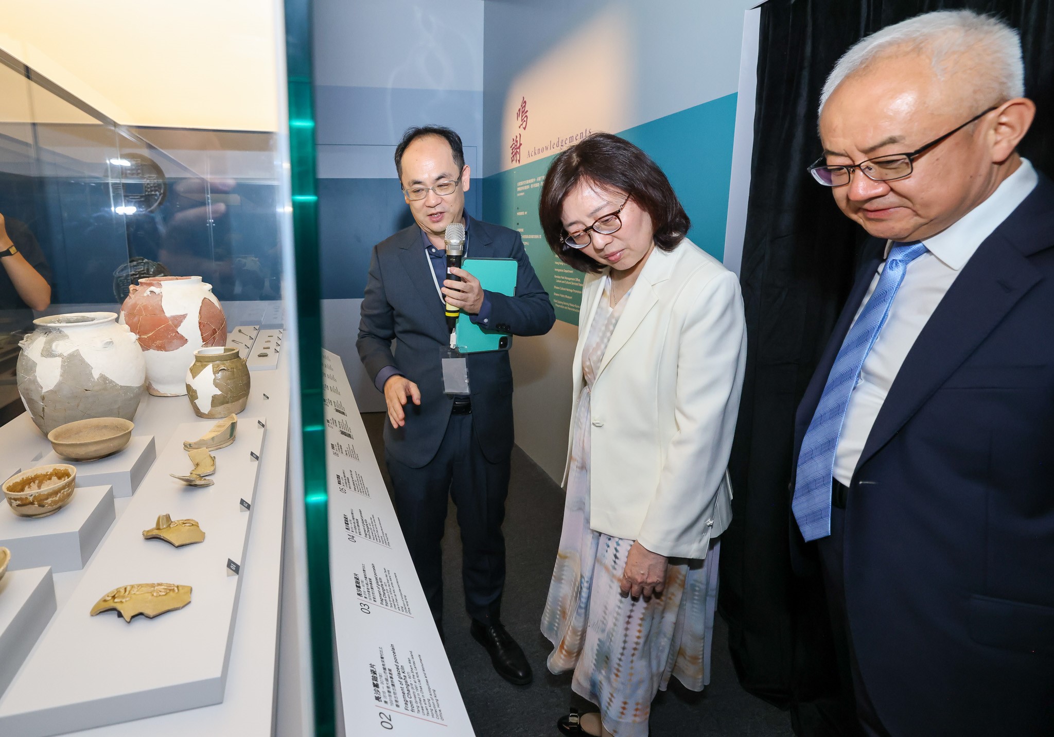 發展局局長甯漢豪(中)和國家文物局副局長喬雲飛(右)參觀展覽,聽取古蹟辦館長李偉文(左)介紹香港出土的重要唐代文物。
