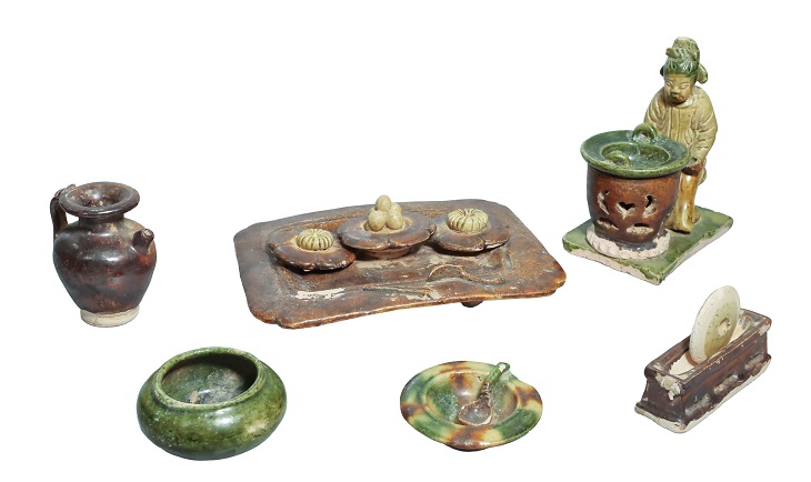 「三彩茶具及坐俑模型」不單展現唐人茶事的圖景,煮茶坐俑是目前內地首個再現中國「茶聖」陸羽煮茶形象的唐代三彩器。(鞏義市博物館藏)