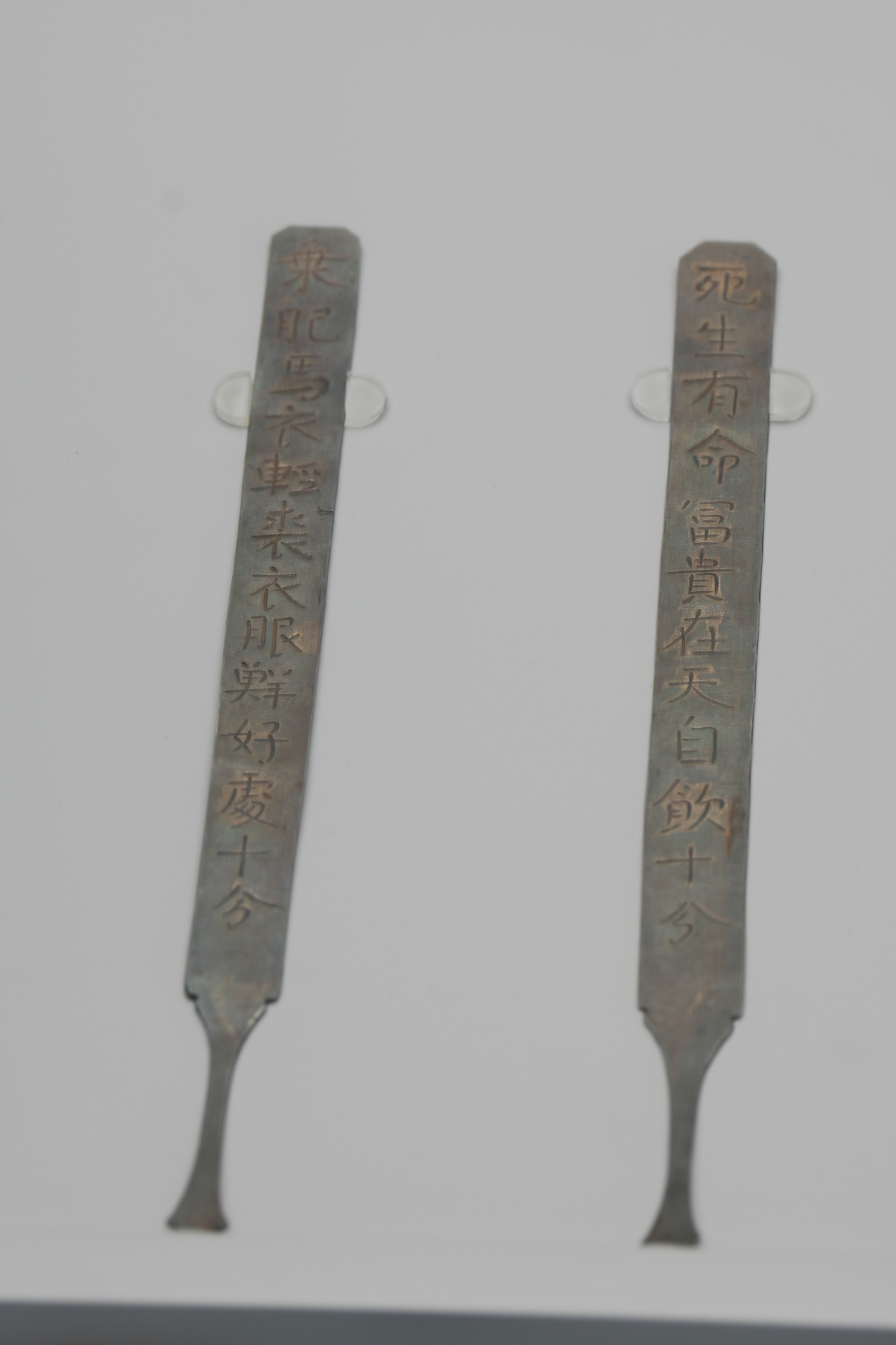 金銀酒具反映唐代的酒文化，圖中的「酒令籌」是唐代飲酒遊戲的用具。（鎮江博物館藏）