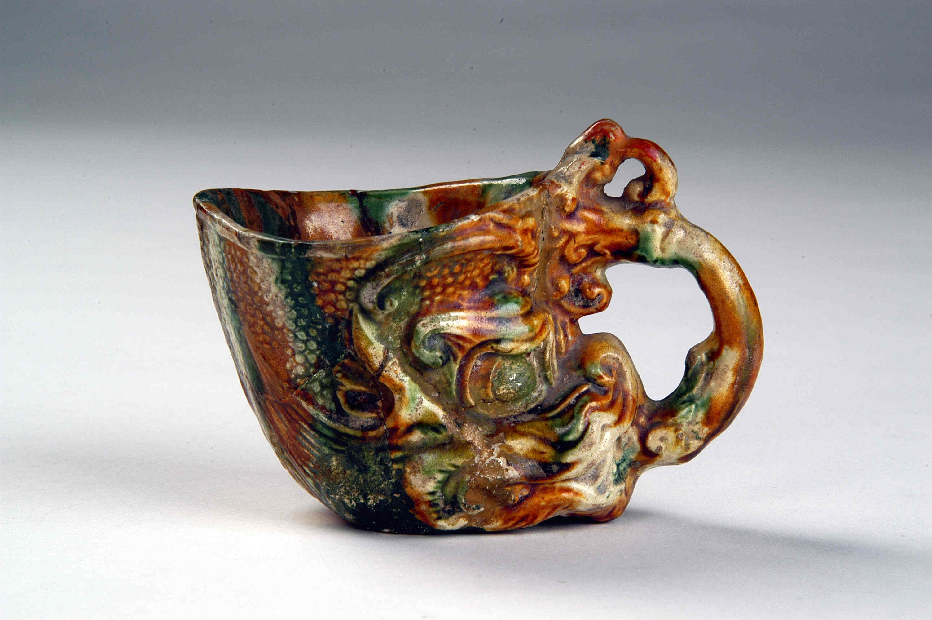 洛陽一座唐代墓葬出土的「三彩龍首杯」，很可能是離洛陽不遠的鞏縣黃冶三彩窰址的製品。（洛陽博物館藏）