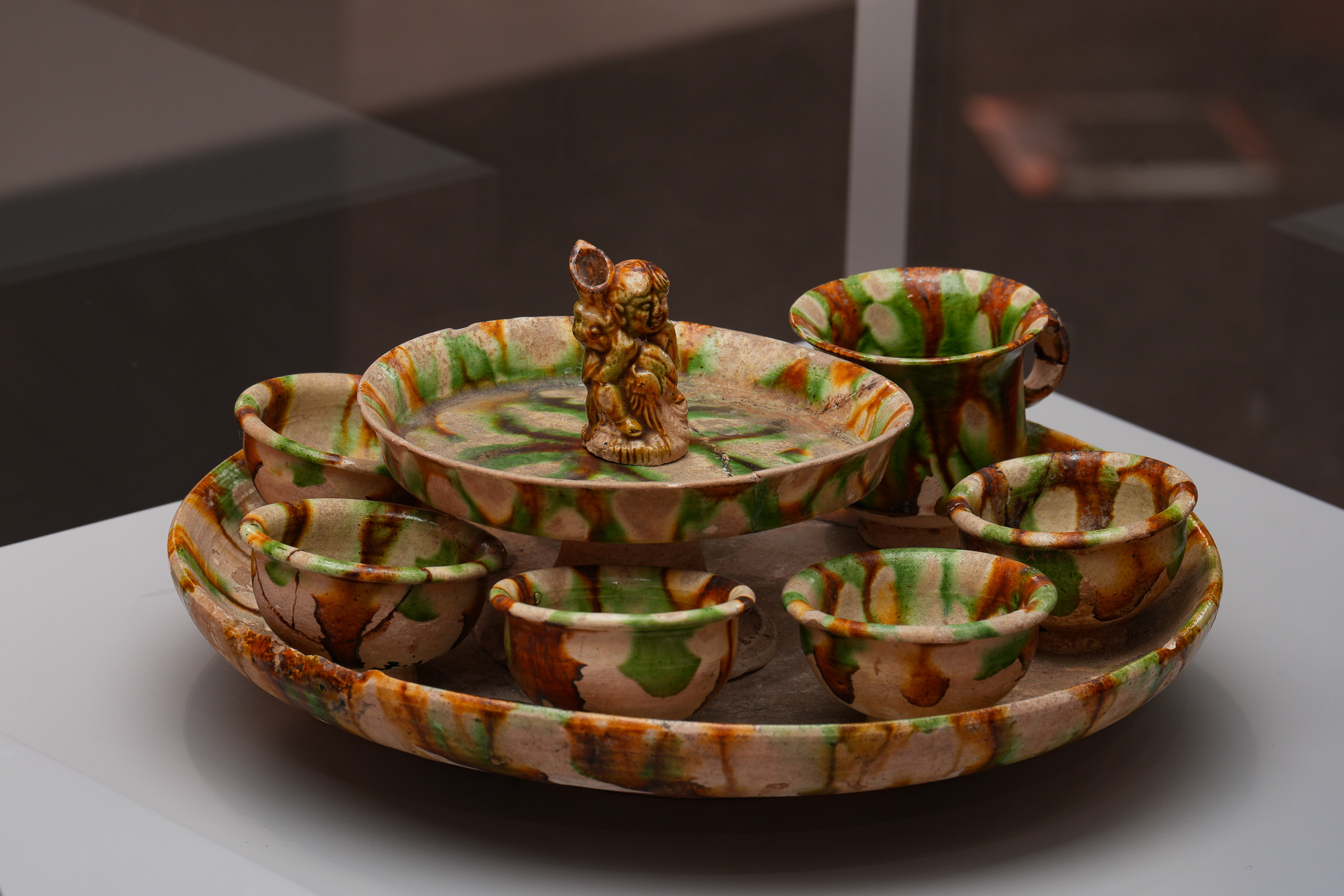 「三彩人形注七星盤」於河南洛陽孟津縣周寨村出土。（洛陽博物館藏）