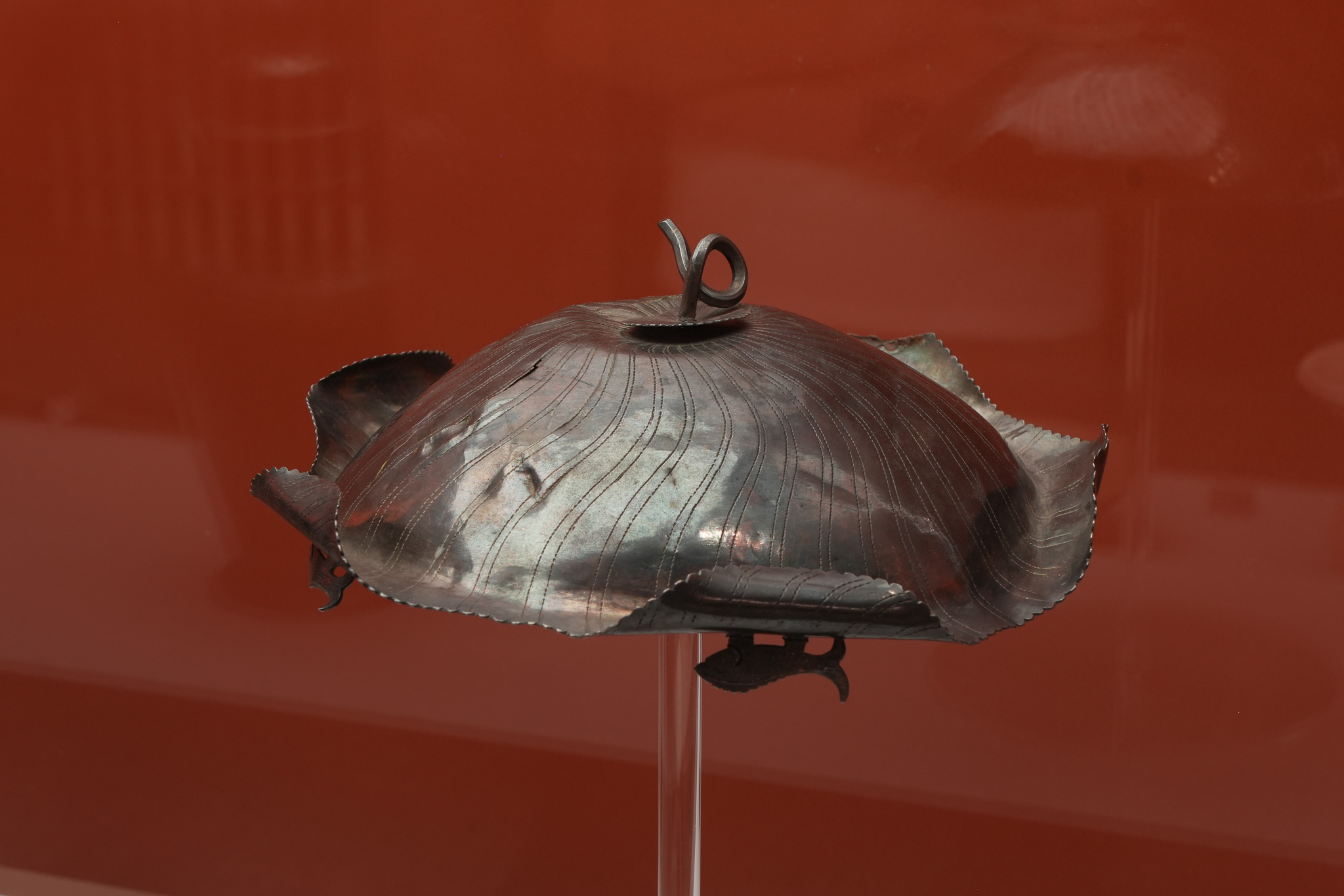 茶具「荷葉形器蓋」工藝十分精細，荷葉的蒂、莖、葉脈清晰鏨刻。（鎮江博物館藏）