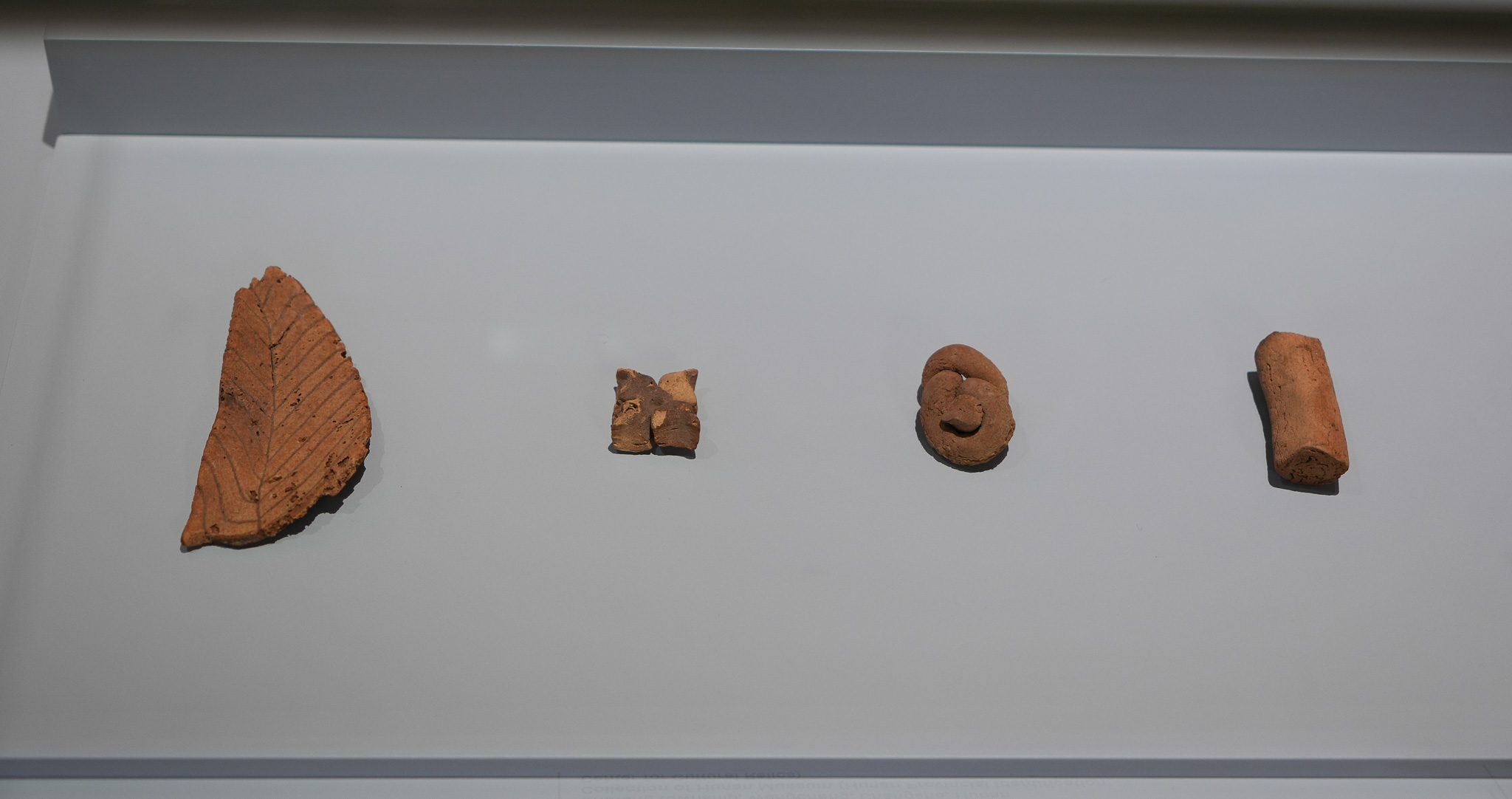 小麥點心造型多元：有簡單的圓柱形、刻劃有紋路的葉子形、也有稍為複雜的麻花形和四棱形。（新疆維吾爾自治區博物館藏）