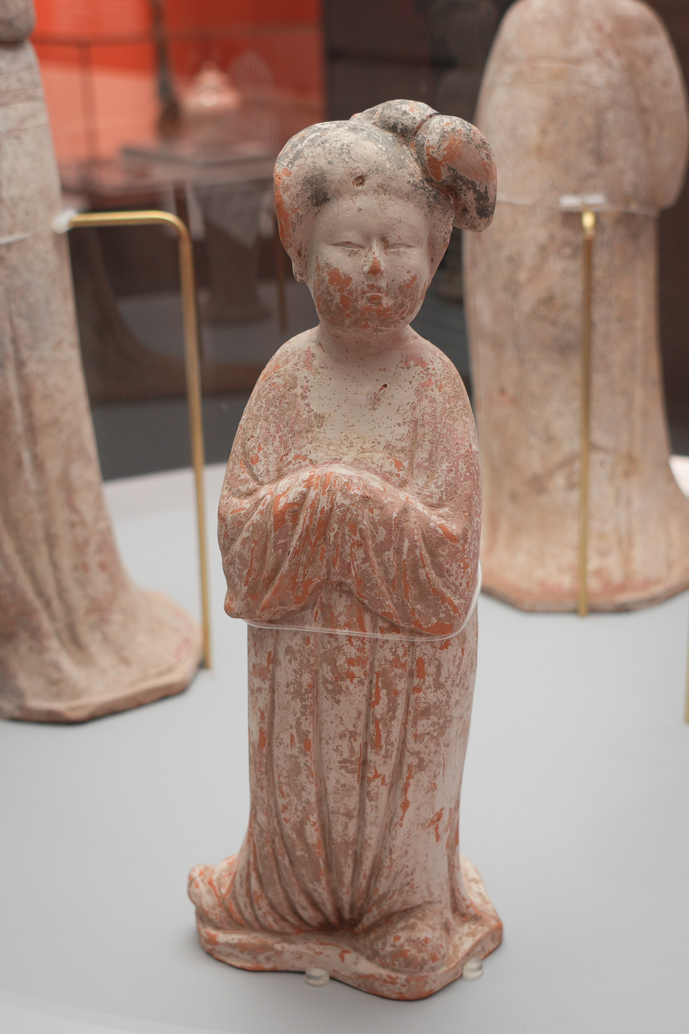 這尊彩繪陶女立俑梳着流行的雙丫髻,穿著華麗長裙,身形豐腴,正是體現開元、天寶年間以豐腴為美的社會風尚,象徵健康富足和充滿生命力。(陝西歷史博物館藏)