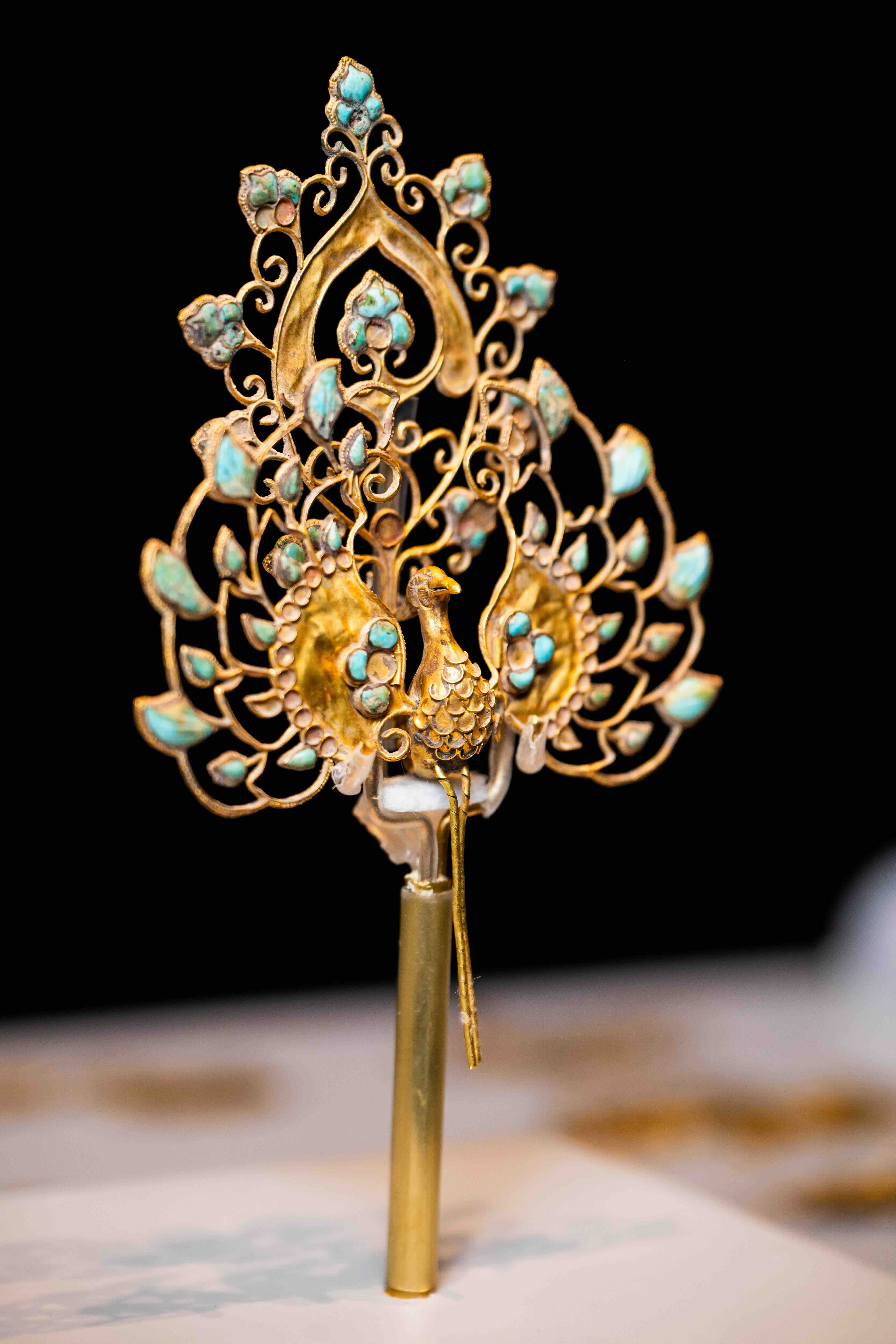 嵌綠松石立鳳金頭飾,工藝精湛,中央為站立的鳳鳥,作開屏狀,造型別致。(青海藏醫藥文化博物館藏)