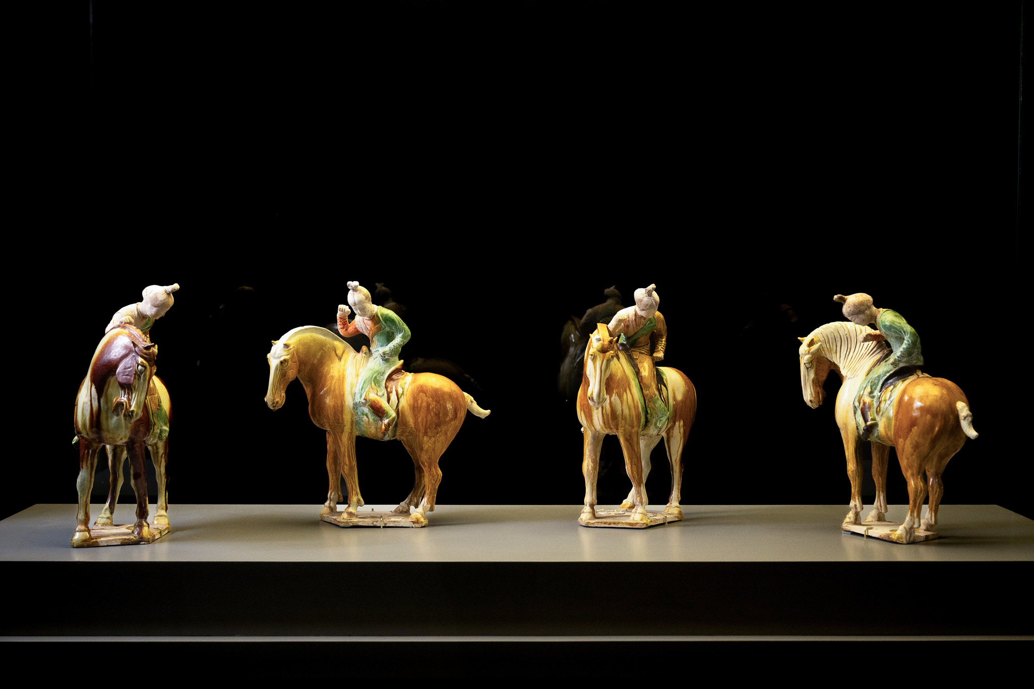 這一組四件的三彩打馬球俑,生動地重現仕女策馬擊球時的動態;三彩俑釉色斑斕,流光溢彩,是三彩器中之精品。(洛陽市考古研究院藏)