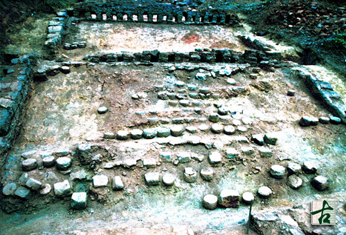 The dragon kiln, which has several chambers with vents and kiln furniture scattered around, was discovered at Wun Yiu Village in 1999.