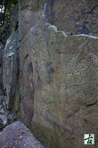 黃竹坑石刻中心部份的一組刻劃紋飾