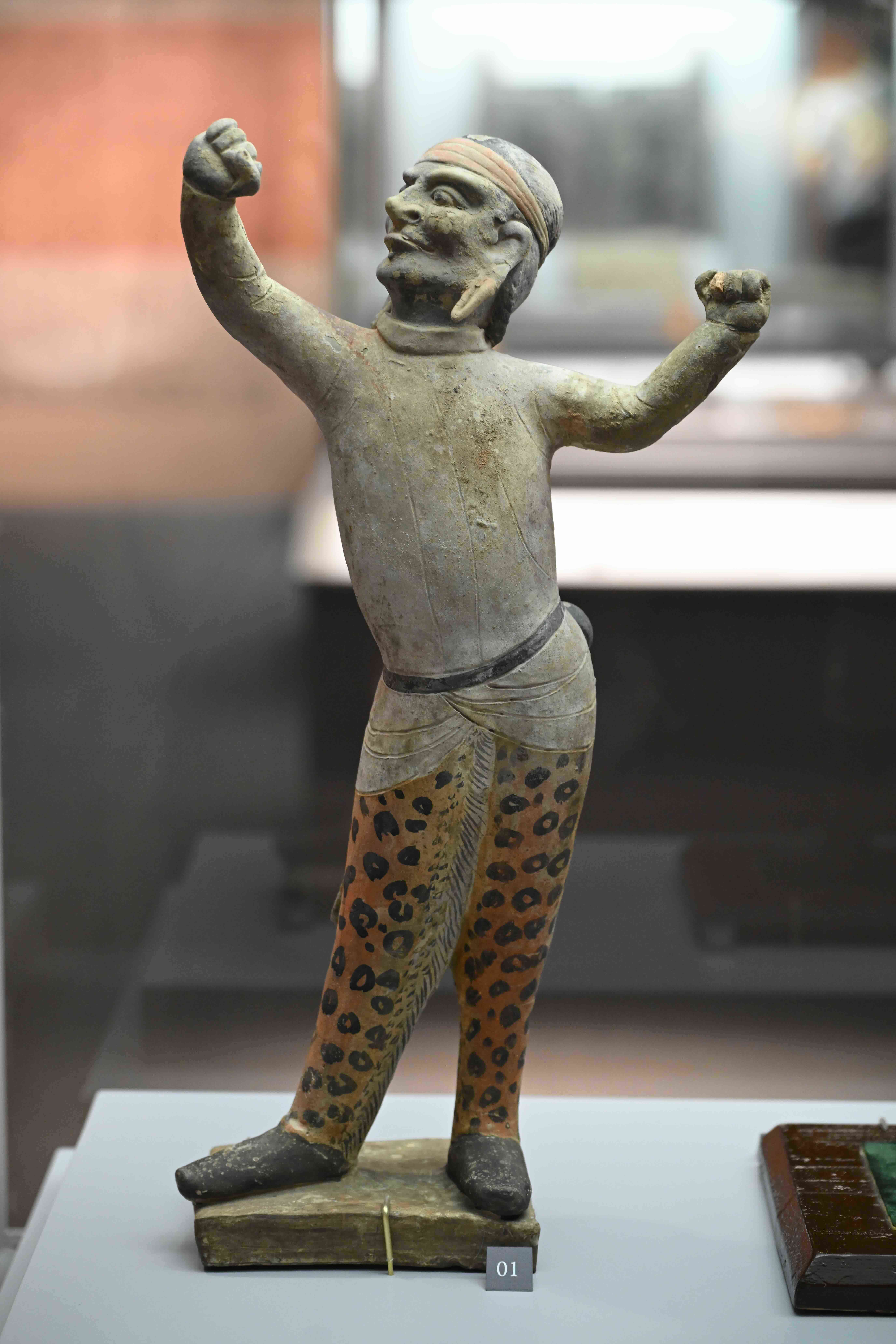 「彩繪黑人舞俑」2001年在甘肅慶城穆泰墓出土，被網民稱為穿豹紋瑜伽褲的「健身初哥」。（慶城縣博物館藏）