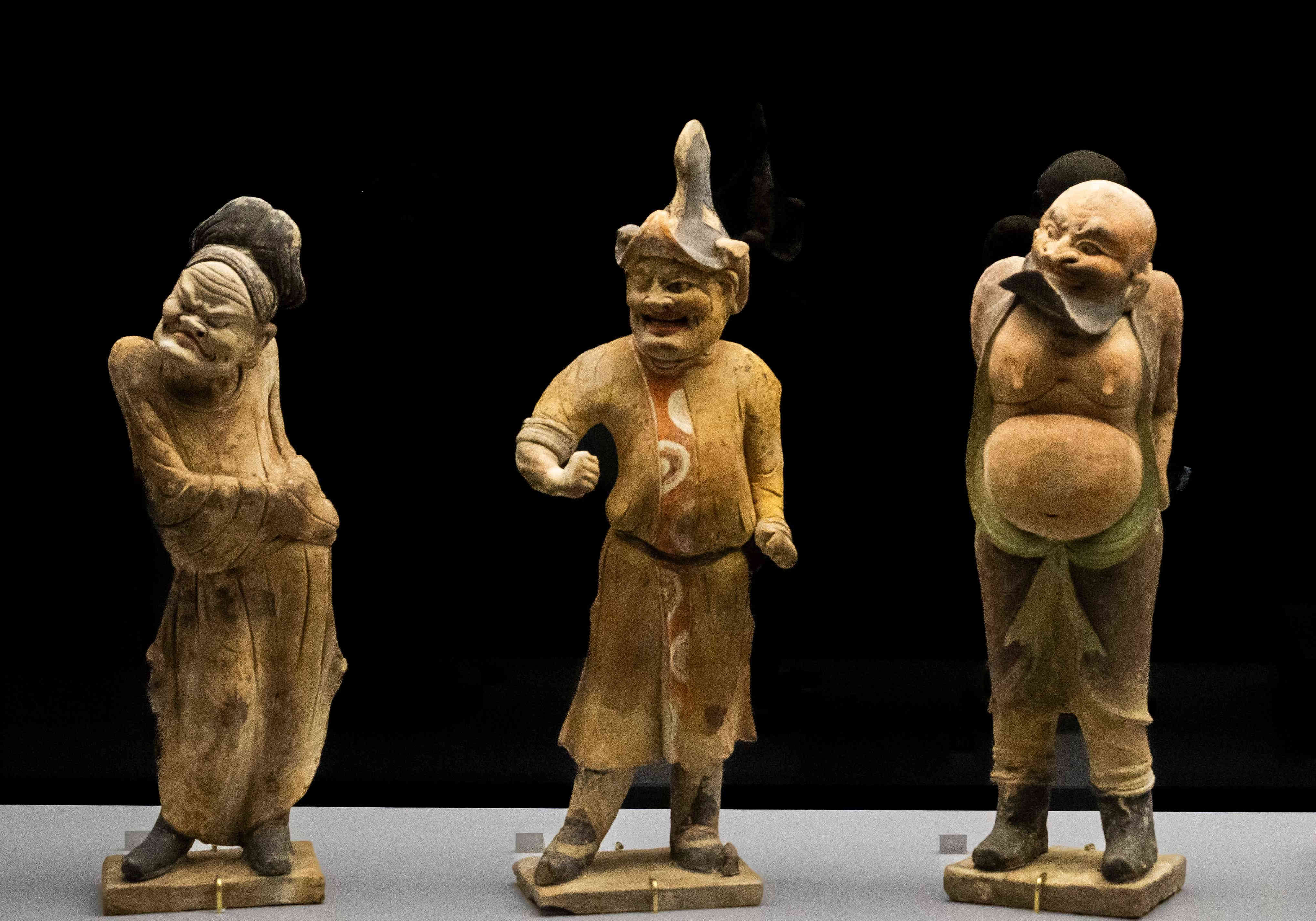 甘肅慶城穆泰墓出土的「彩繪滑稽戲俑」（左）、「參軍戲俑」（中）及「袒胸胡人俑」（右），反映唐代多姿多彩的娛樂文化。（慶城縣博物館藏）