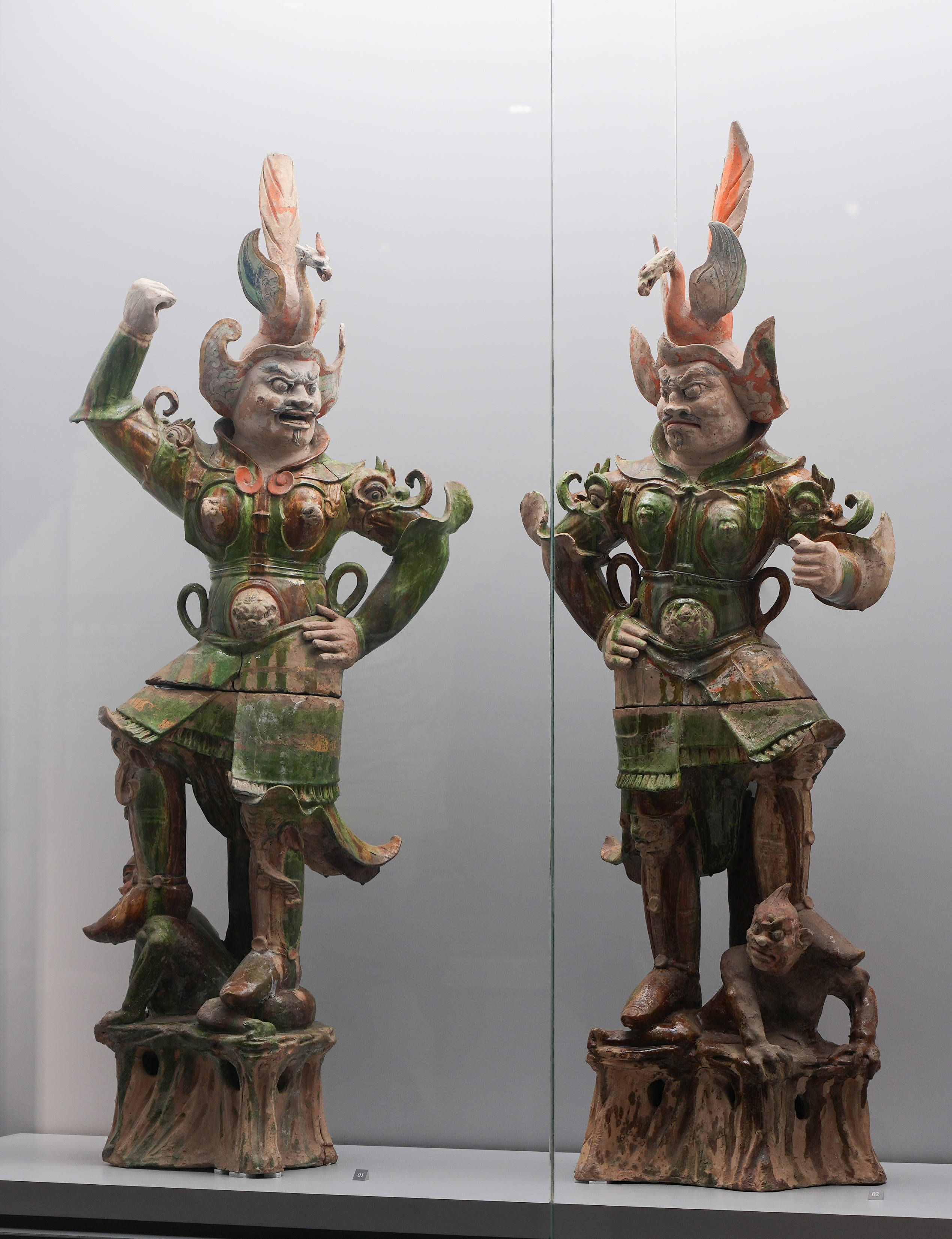 甘肅秦安縣葉家堡唐墓出土的「三彩天王俑」是唐代三彩藝術的重要代表，天王豎目怒眉、足踏小鬼、身穿明光鎧甲、戰袍線條流暢，盡顯唐代武士英姿。（甘肅省博物館藏）