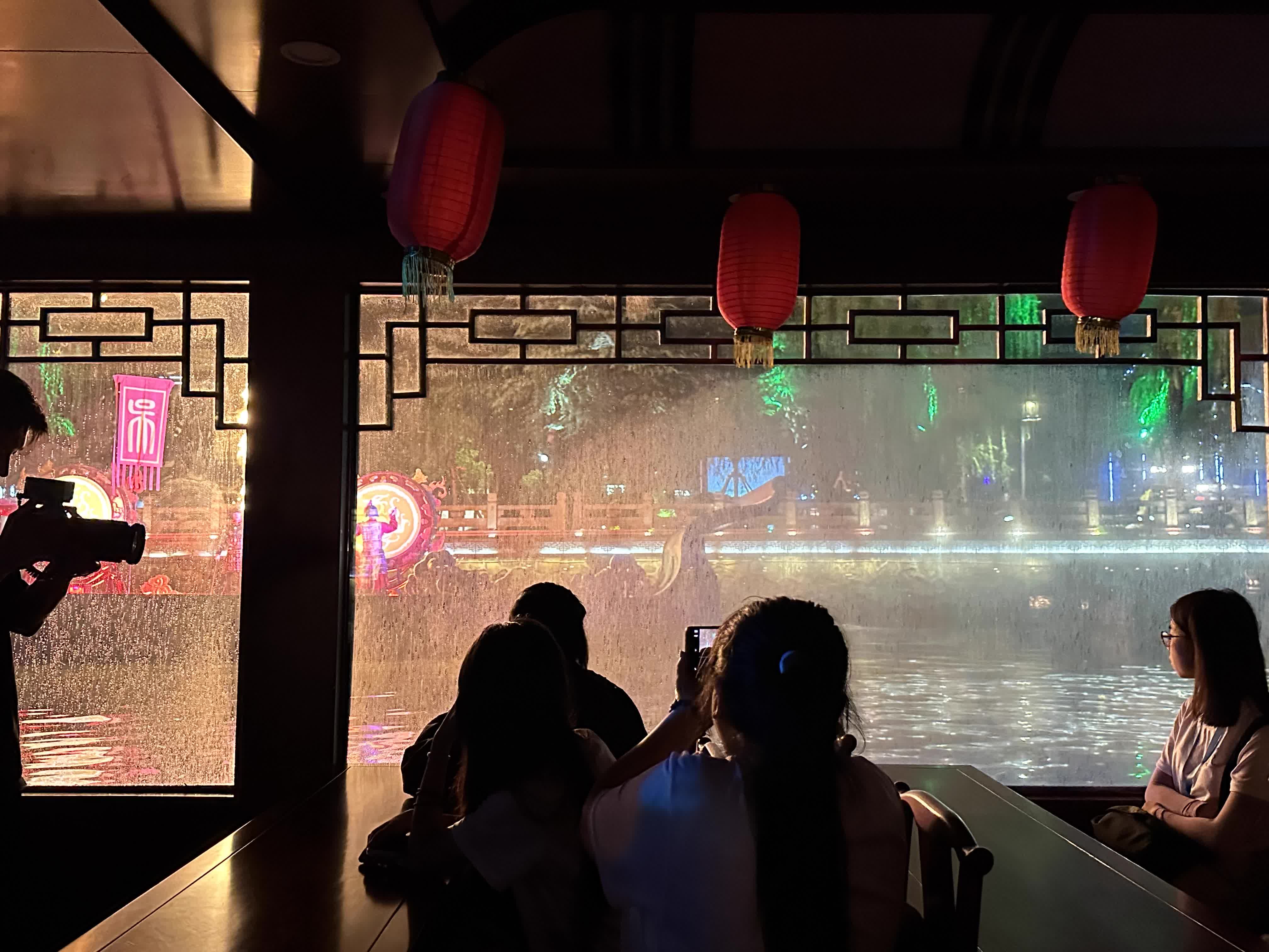 學員乘船夜遊大運河,透過欣賞文藝表演和兩岸的歷史建築,認識運河上千年的歷史。