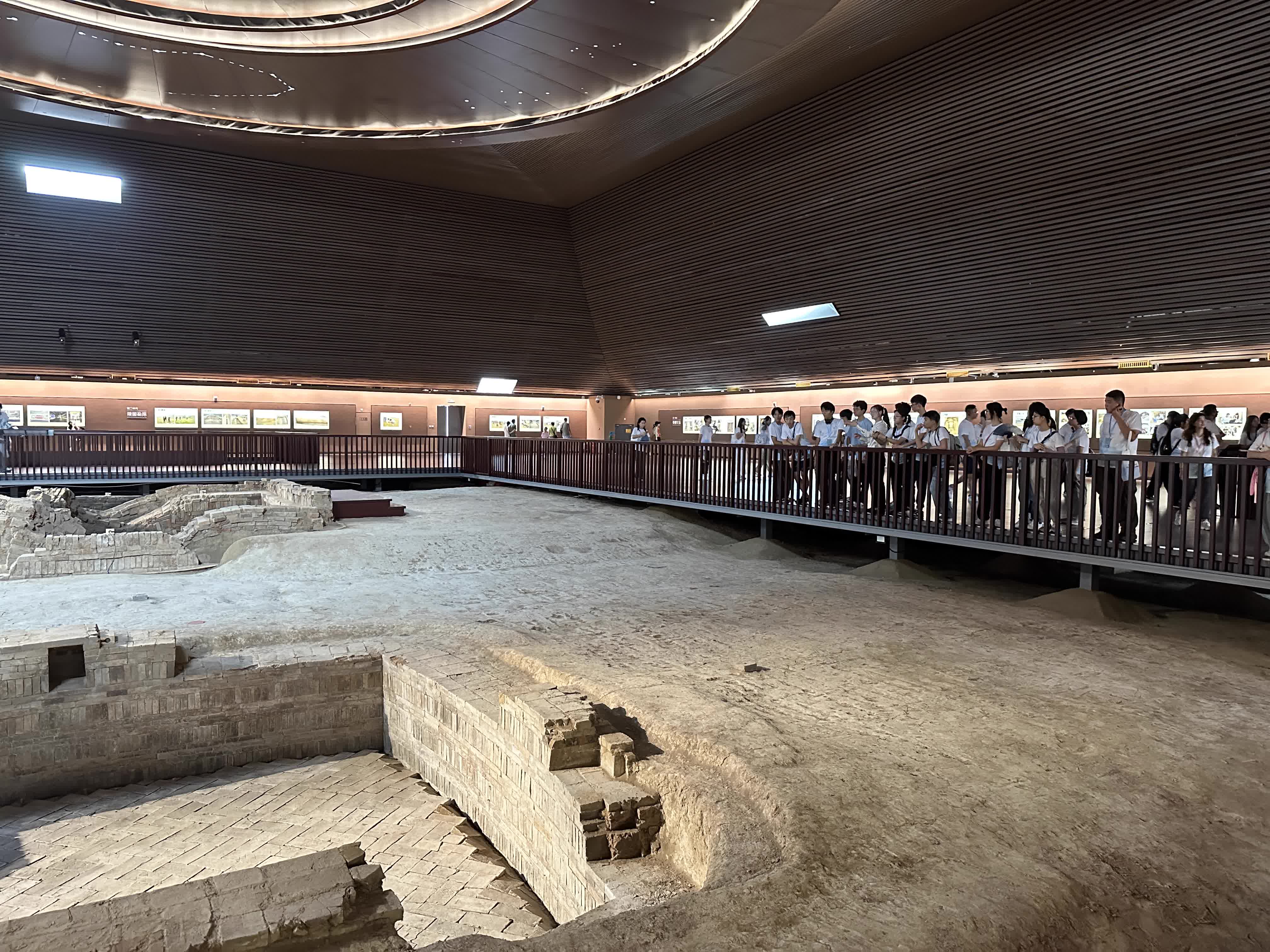 學員參觀隋煬帝墓遺址公園,在展館內聆聽導賞員講解隋煬帝及其皇后蕭氏兩人的墓室結構。