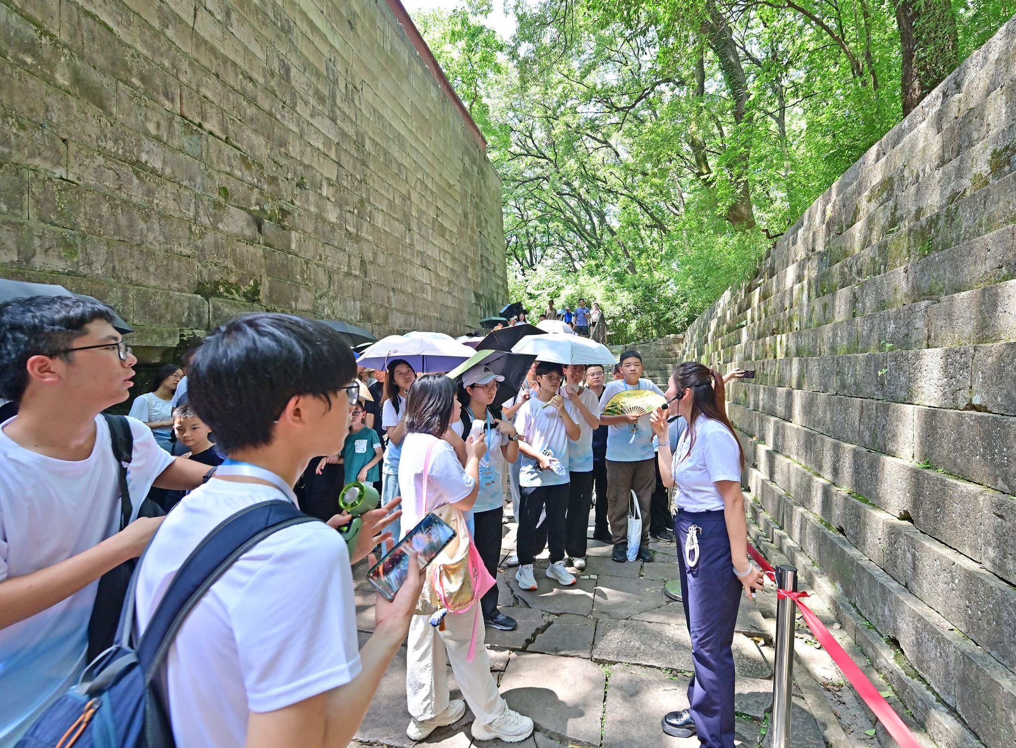 學員在明太祖朱元璋與皇后馬氏下葬之處—「寶頂」，聆聽導賞員的介紹。