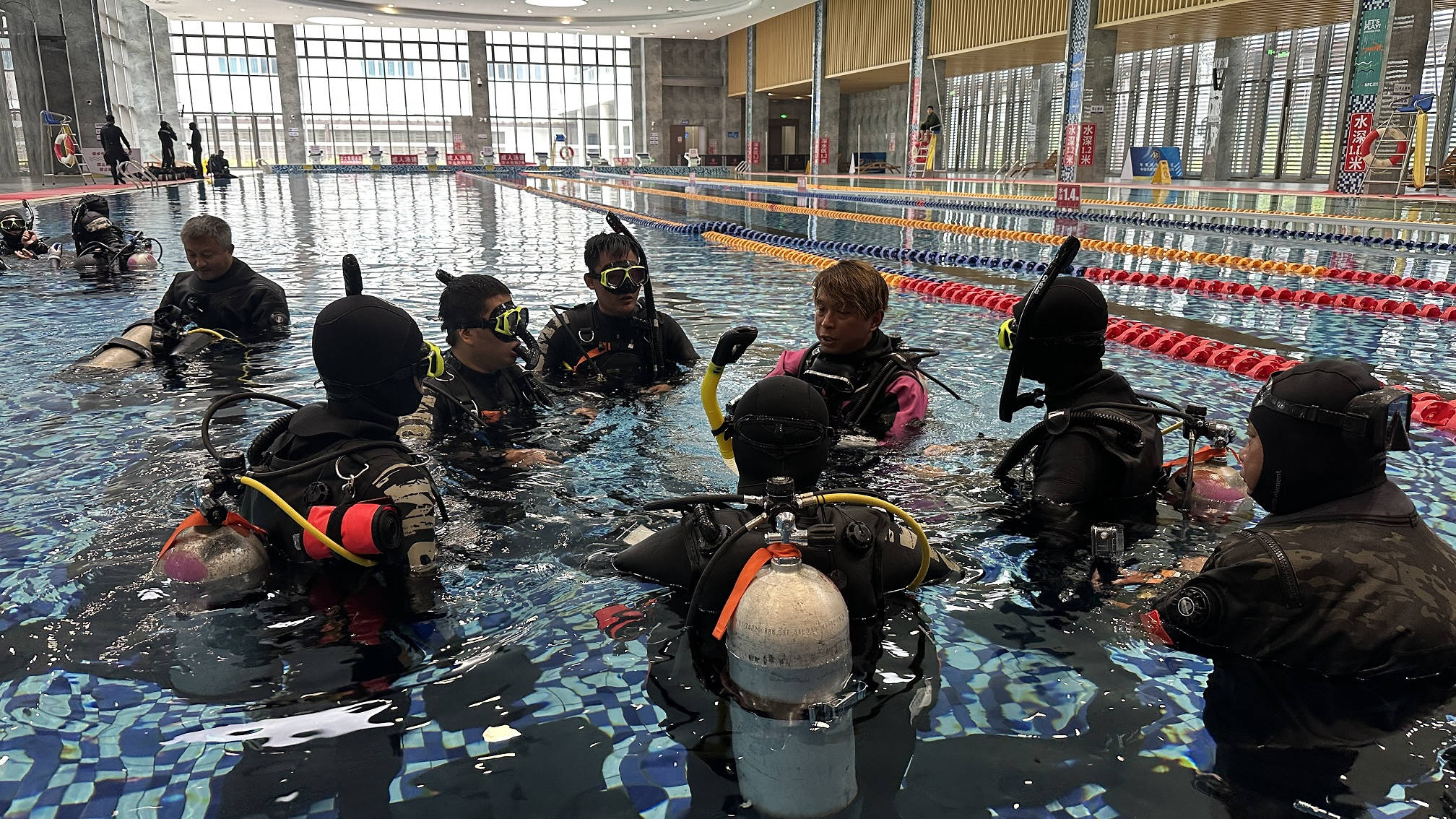 學員於泳池中進行平靜水域潛水訓練