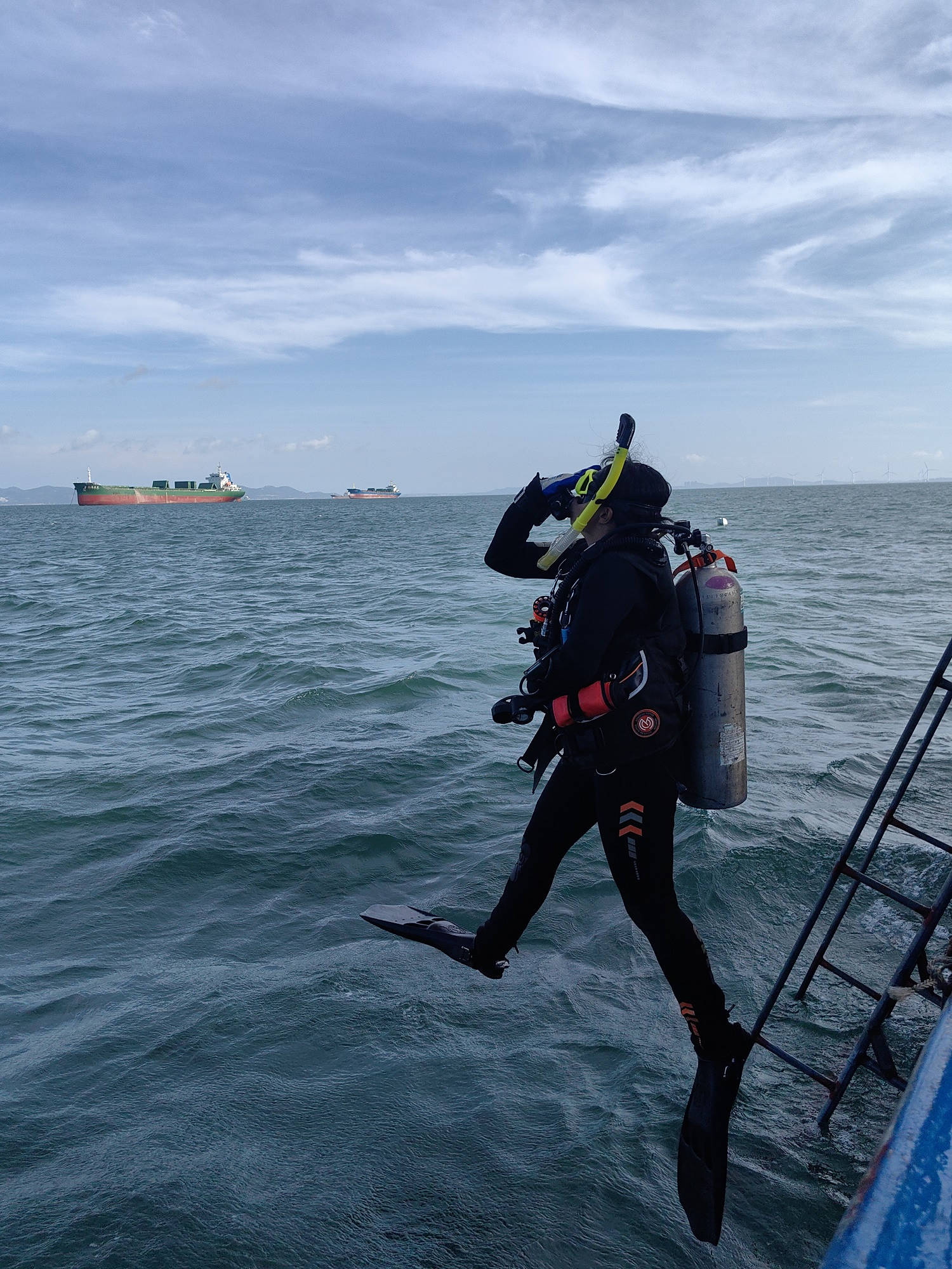 古蹟辦同事穿著全套裝備下水參與水下考古培訓。