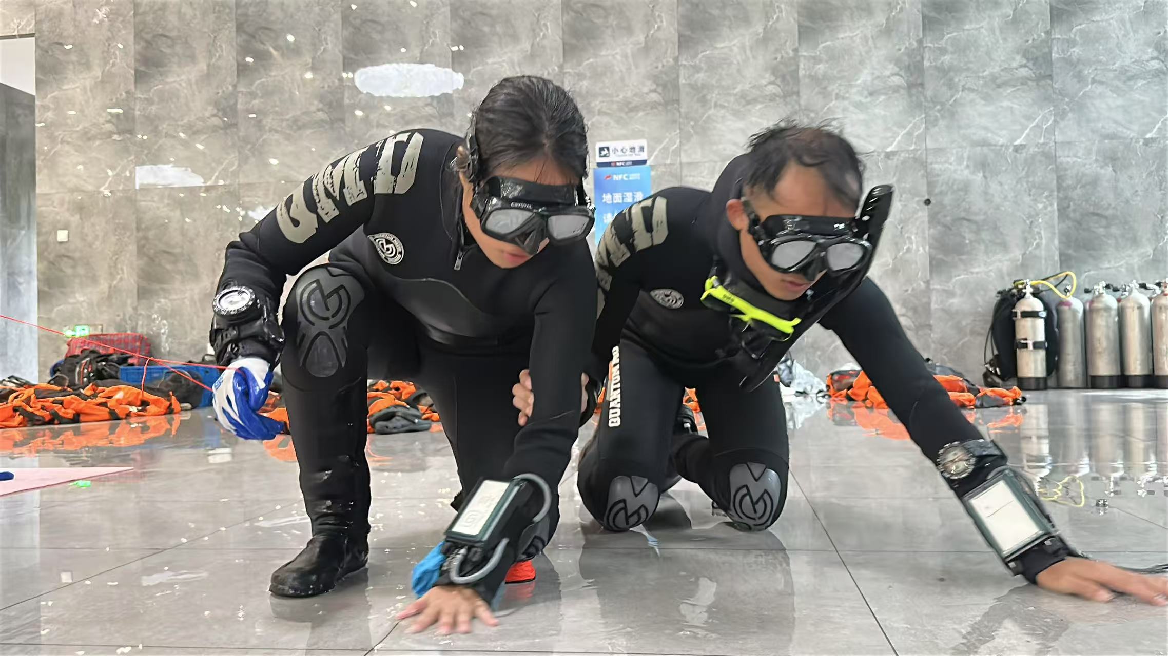 學員在陸上蒙眼,模擬水下能見度低時進行搜索的情況。