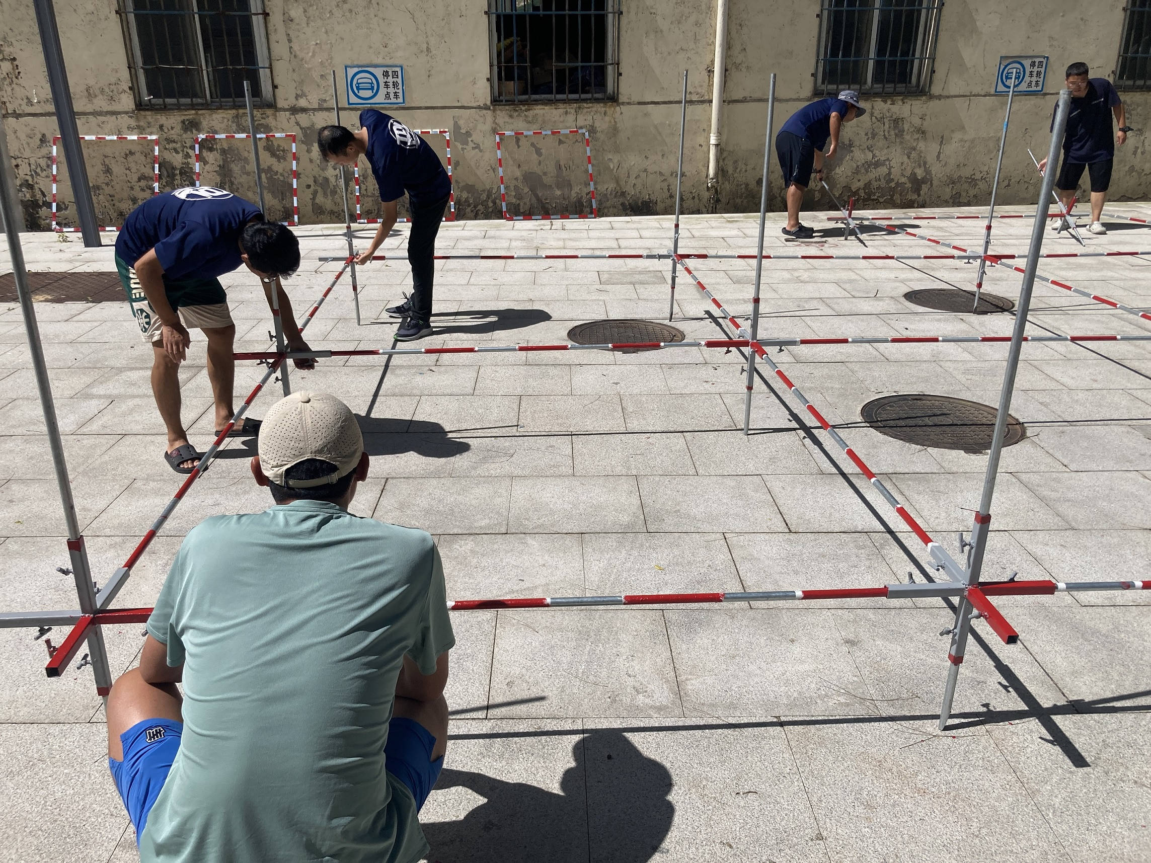 學員於陸上練習如何在水中佈設探方。