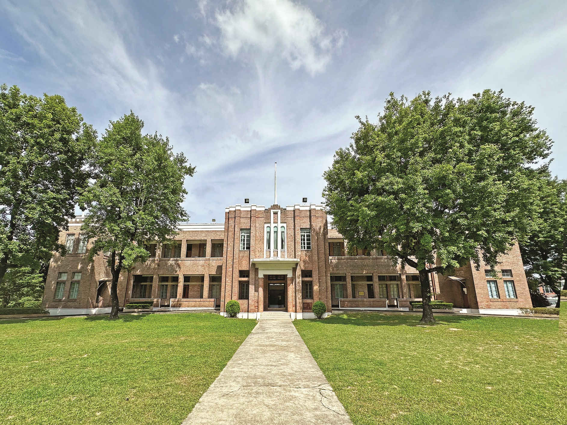 在電影《流金歲月》(1988)在香港三育書院取景。校園的寧靜氣息、翠綠景致及紅磚建築校舍,烘托出電影中的校園情懷。