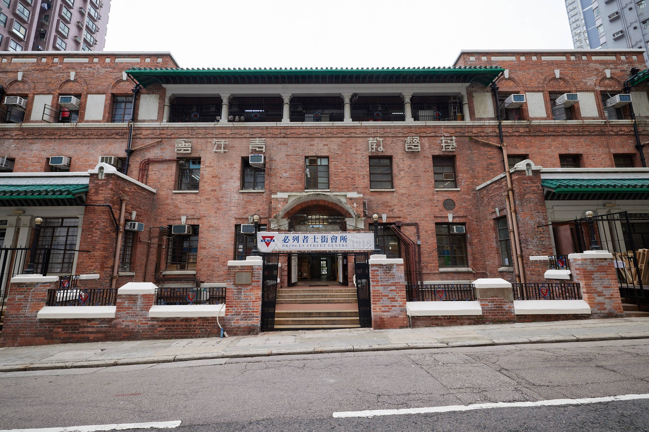 必列者士街會所的紅磚建築外立面是電影的熱門取景場景,包括以因果哲理為主題的《大隻佬》(2003)。電影主題巧妙地呼應會所秉持的「非以役人,乃役於人」的服務社會精神。