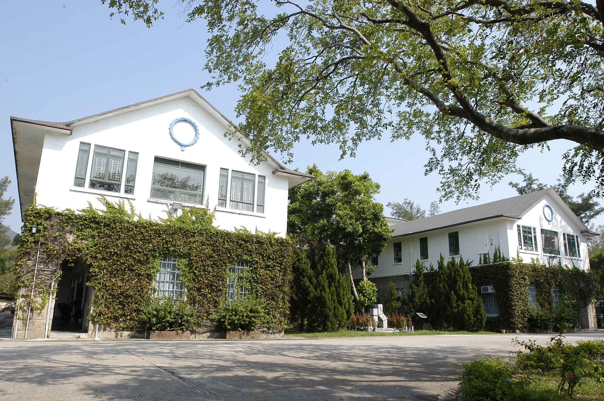 在聖士提反書院取景的電影《歲月神偷》(2010),描繪昔日香港情懷,而校園的歷史建築則映照出香港經歷戰火與和平的時代印記。