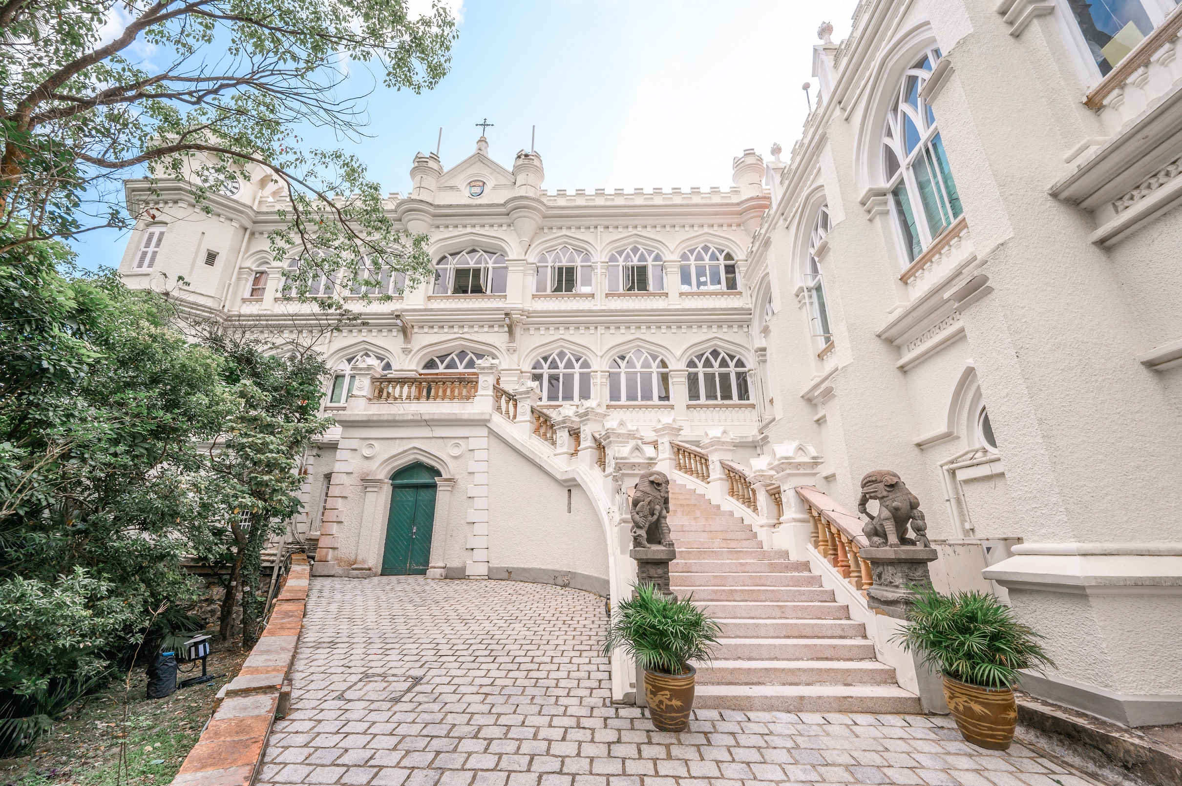 大學堂糅合都鐸、哥德及新文藝復興時期建築風格,是多部電影的取景地,包括《玻璃之城》(1998),為這座美麗的古蹟添上浪漫色彩。