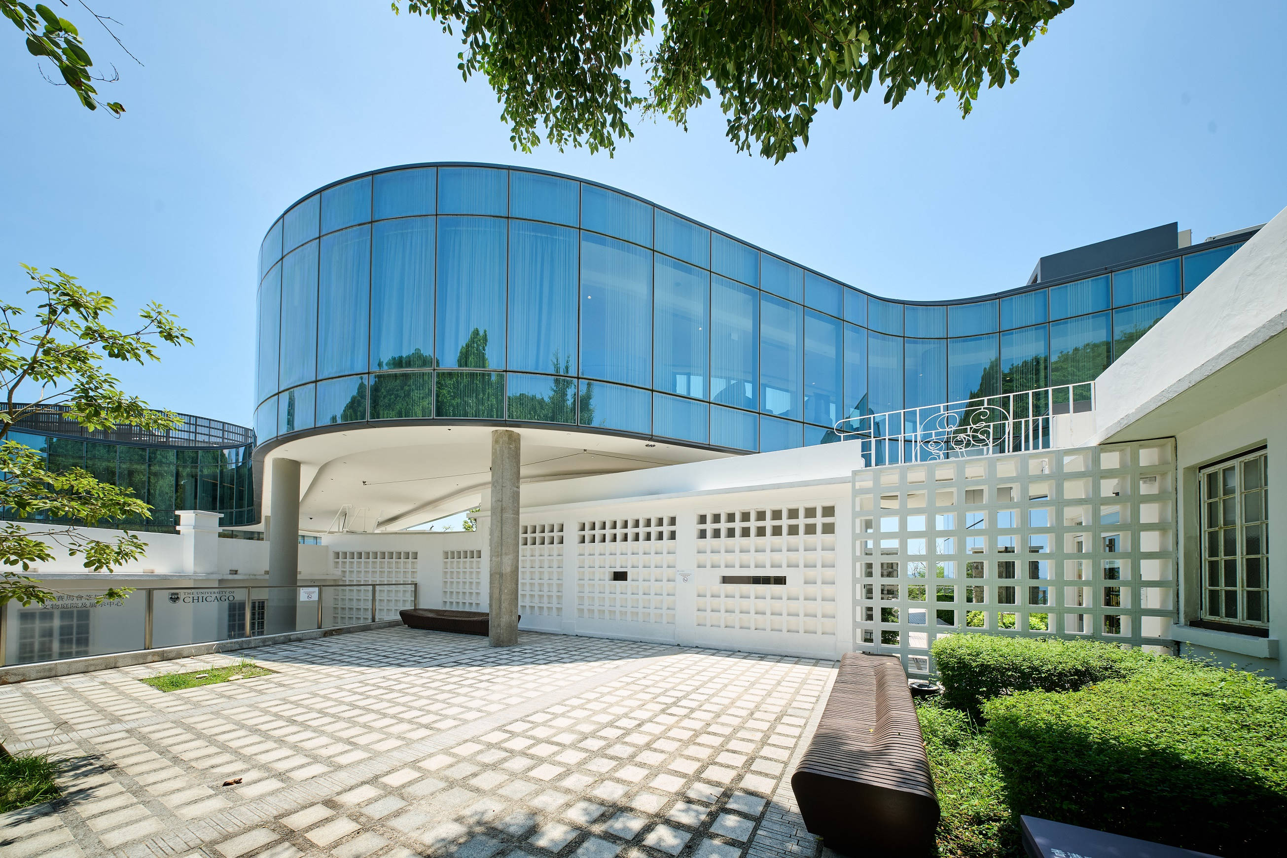 電影《2046》(2004)曾於前域多利道扣押中心取景。軍事痕跡與電影的科幻情節交織,增添神秘氛圍與想像空間。(圖片來源:香港賽馬會芝加哥大學教育綜合大樓 | 芝加哥大學袁天凡、慧敏校園)