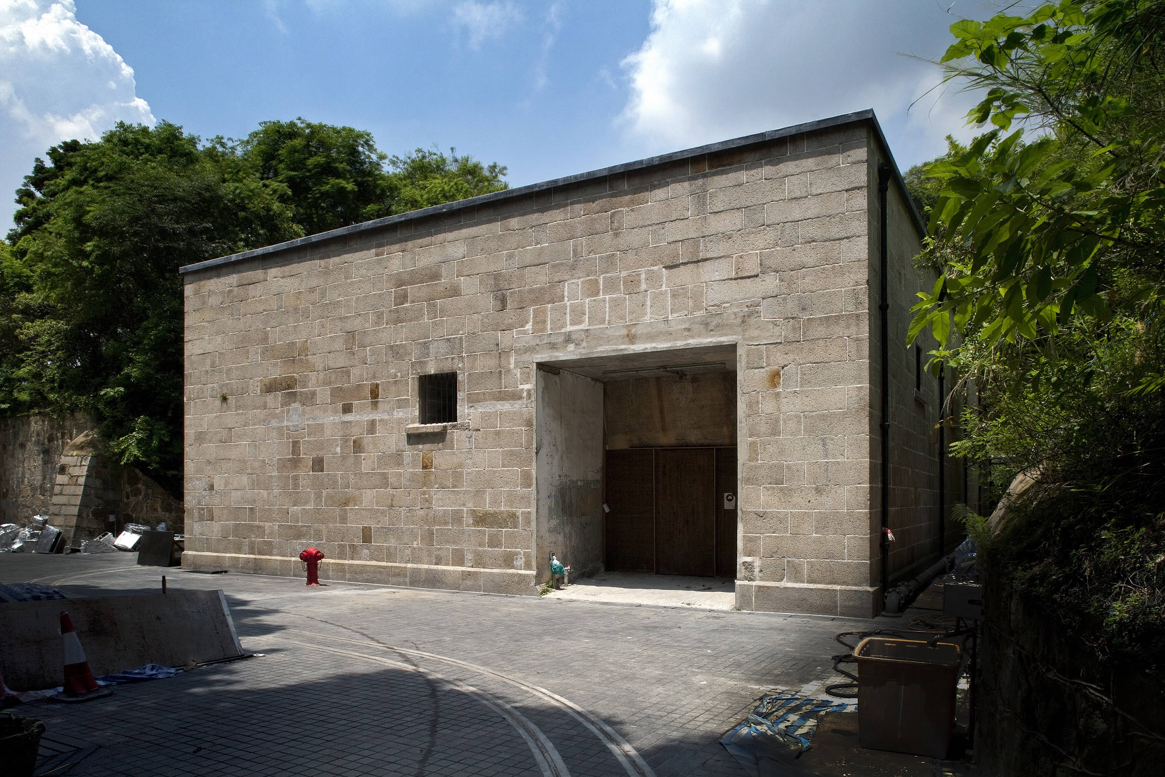 電影《淪落人》(2018)在亞洲協會香港中心取景。不論戲內戲外,中心都是人與人之間互相交流、相知相惜的舞台。(圖片來源:亞洲協會香港中心)