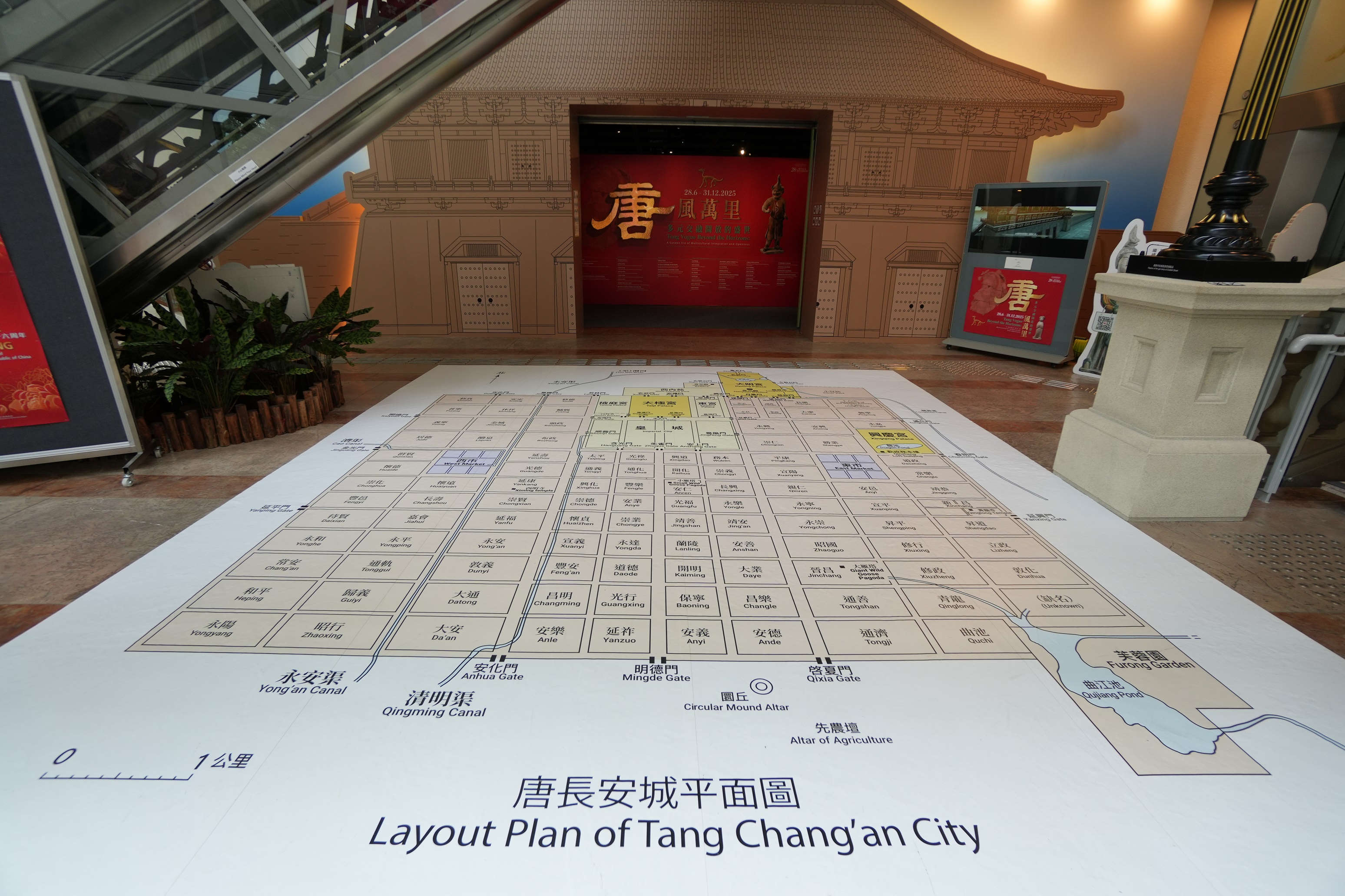 展廳入口展示巨幅長安城平面圖，讓參觀者對唐都城布局有所了解。。
