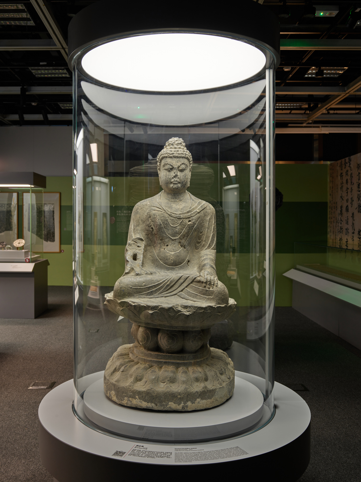 這尊洛陽龍門石窟圓雕佛坐像，體態豐滿端莊，面龐飽滿圓潤，雕刻手法寫實、工藝細膩。（龍門石窟研究院藏）