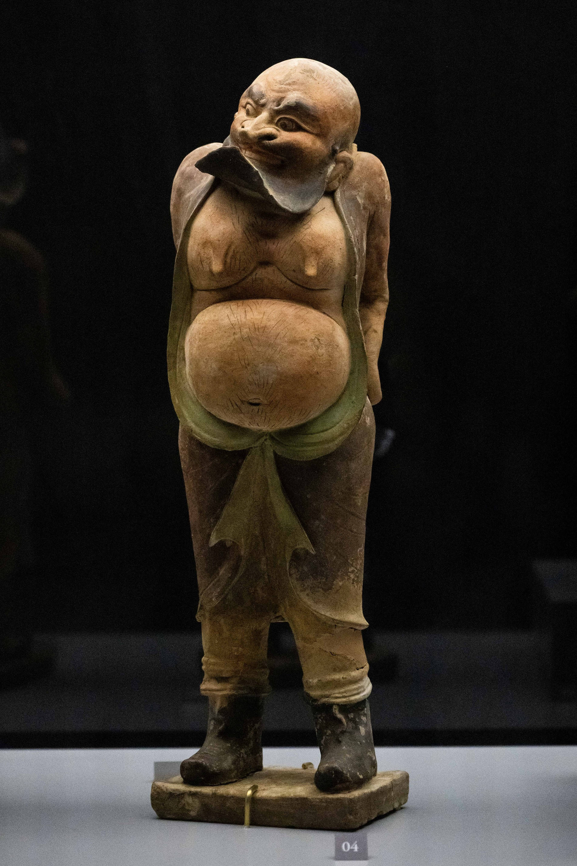 甘肅慶城穆泰墓出土的「袒胸胡人俑」，以誇張手法呈現出胡人獨有的特徵。（慶城縣博物館藏）