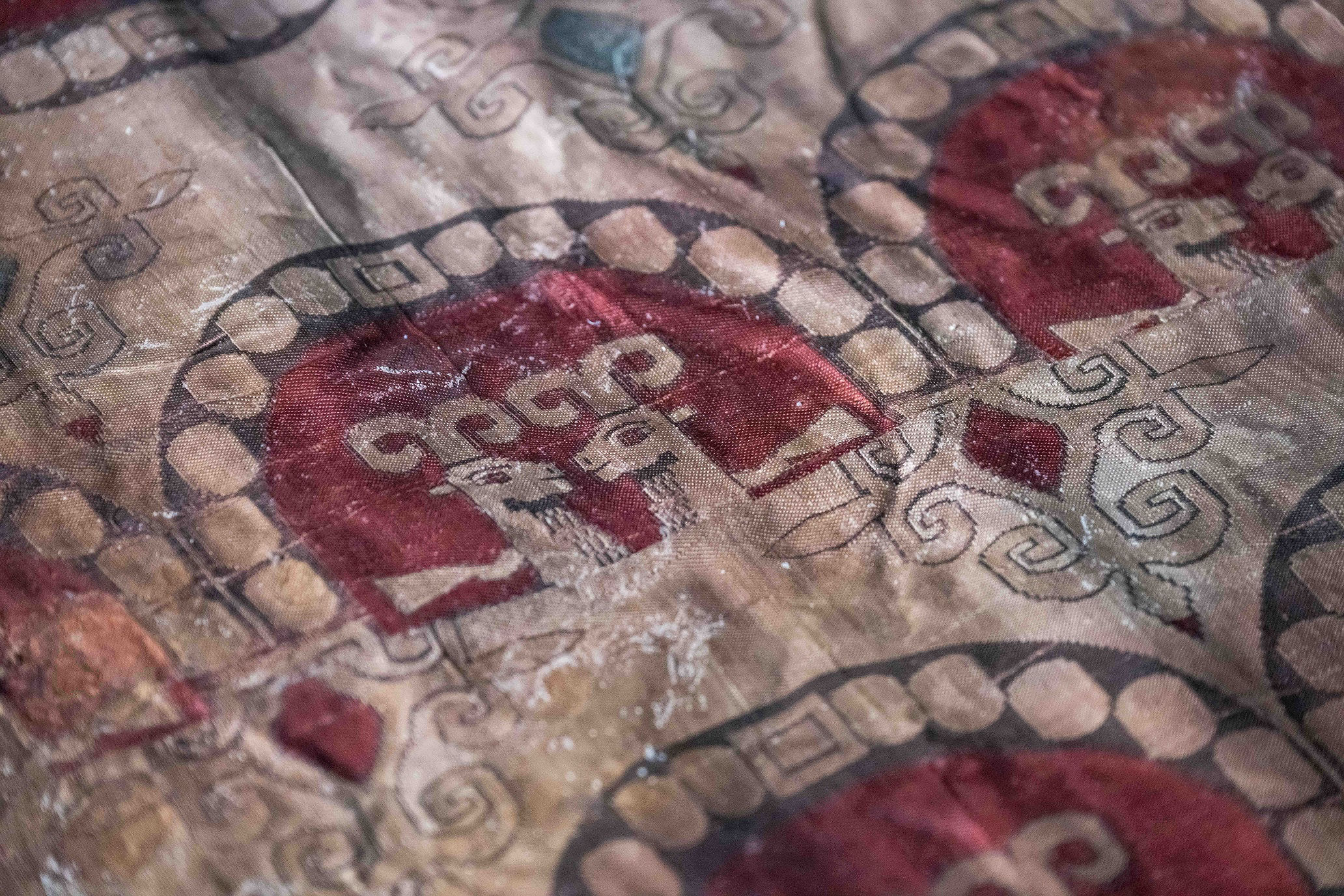 這件「紅地聯珠對羊紋錦」織錦圖案甚具西域特色。（青海藏醫藥文化博物館藏））