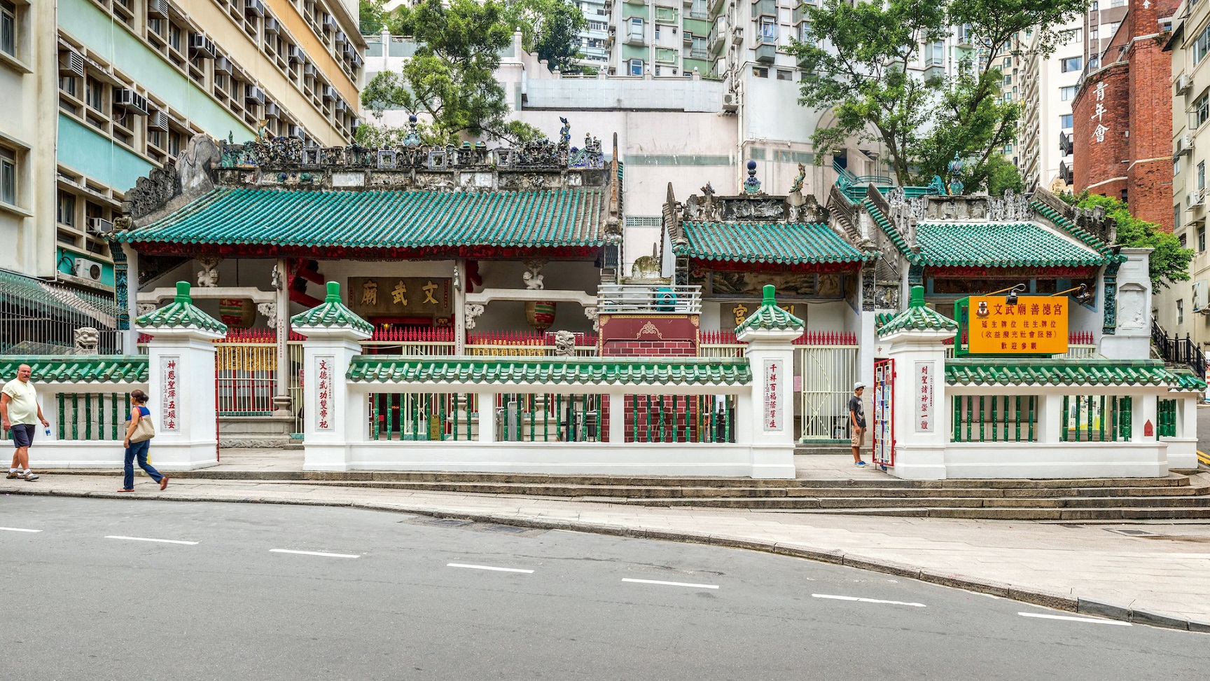 傳統中式廟宇是香港活態遺產之一,不僅用作祭祀神明,也是凝聚社群的空間。透過廟宇的維護與修復工程,傳統建築工藝得以傳承。圖為法定古蹟上環文武廟(圖片來源:東華三院)。