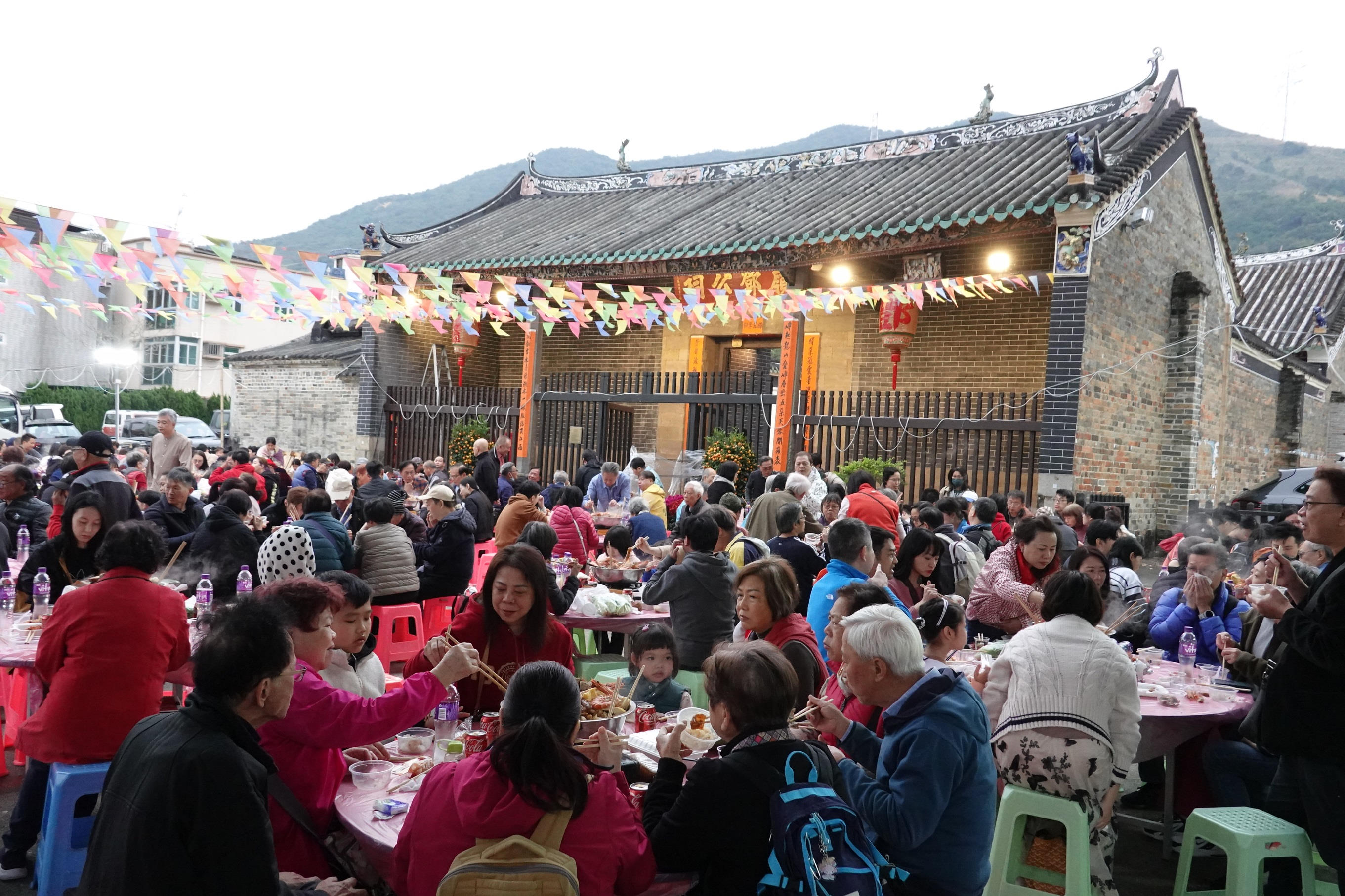 祠堂是傳承傳統文化與凝聚家族的活態遺產。圖為法定古蹟松嶺鄧公祠，龍躍頭鄧族村民於春節點燈儀式當日聚首祠堂享用盆菜宴。