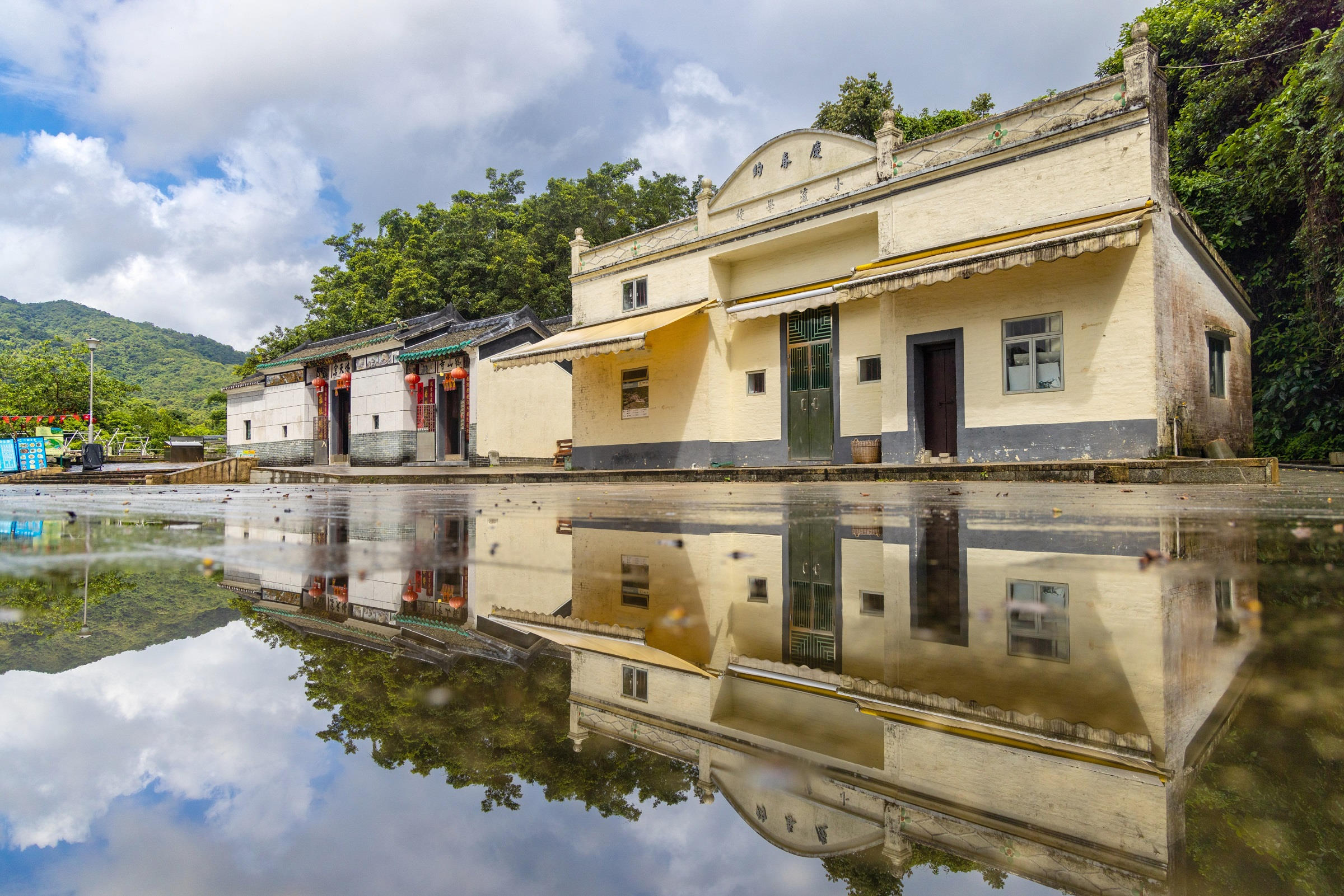 荔枝窩的小灜學校和已評為三級歷史建築的協天宮。
