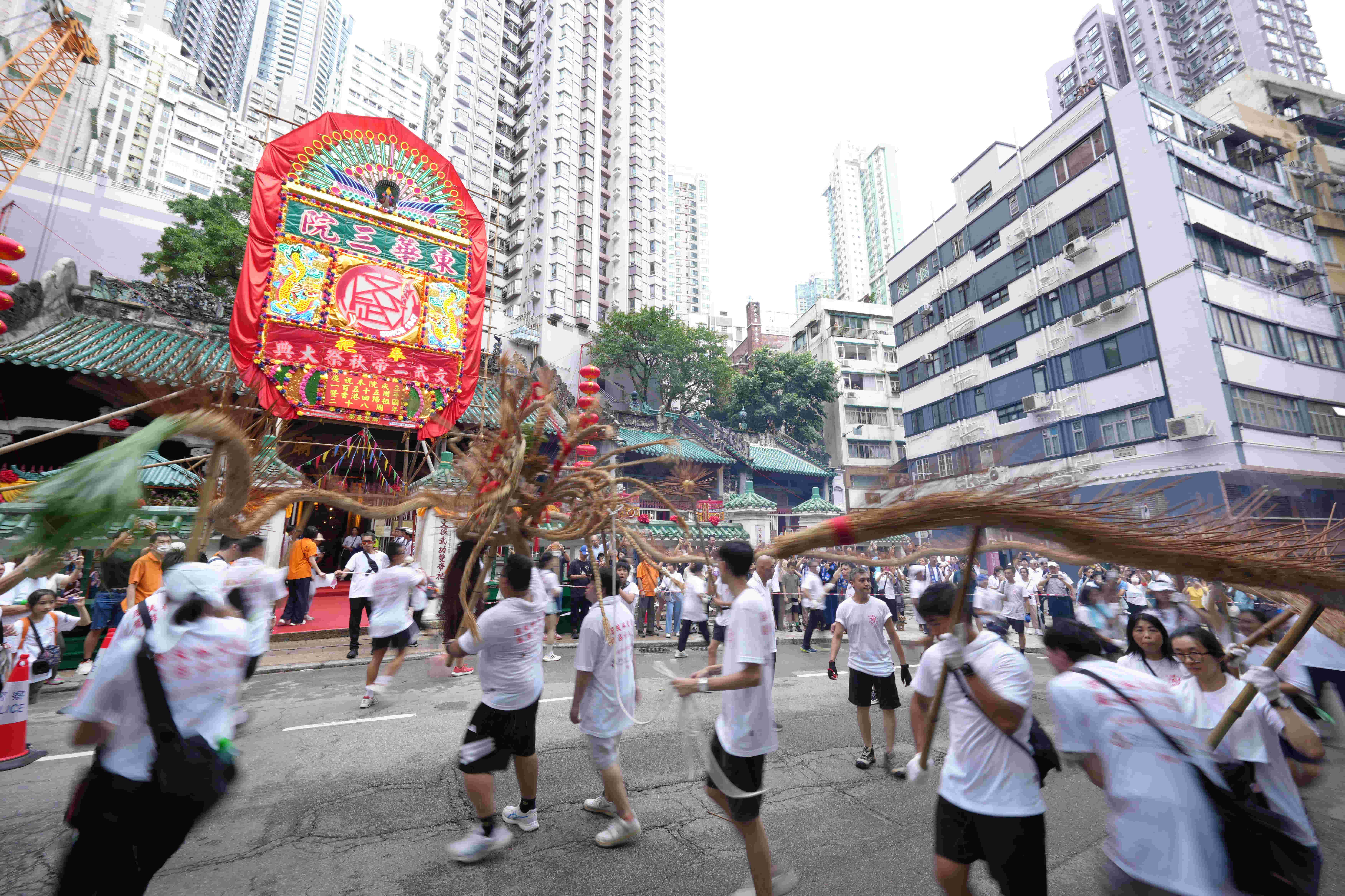 今年秋祭，約500人的出巡隊伍於中上環一帶巡遊。（圖片來源：東華三院）