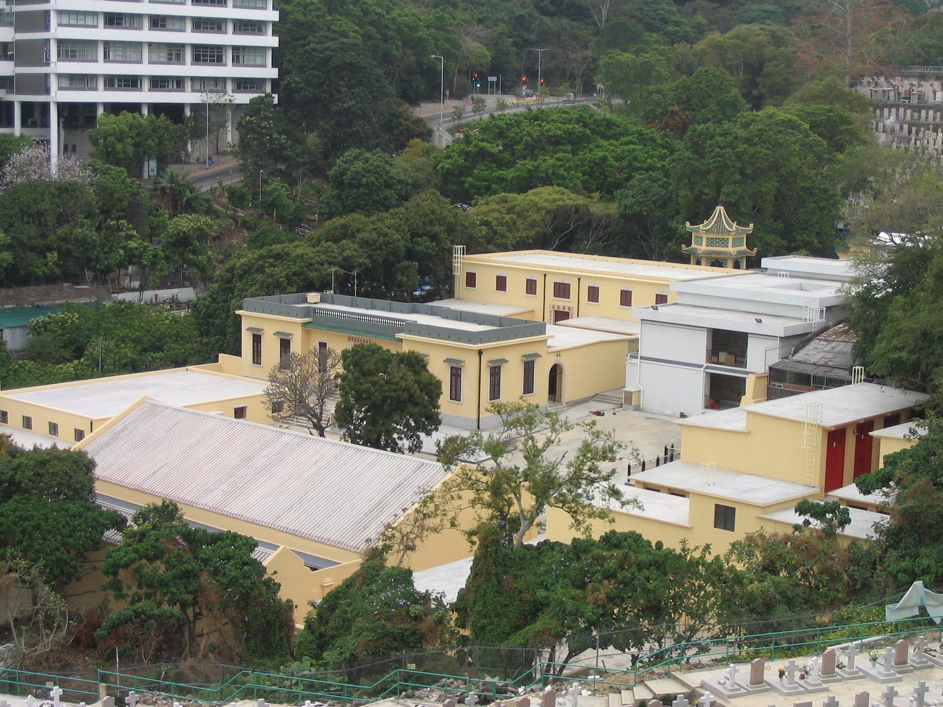 東華三院為當年客死異鄉的華工安排原籍安葬，時至今日，東華義莊仍為先人靈柩、骨殖及骨灰提供寄厝服務。（圖片來源：東華三院）