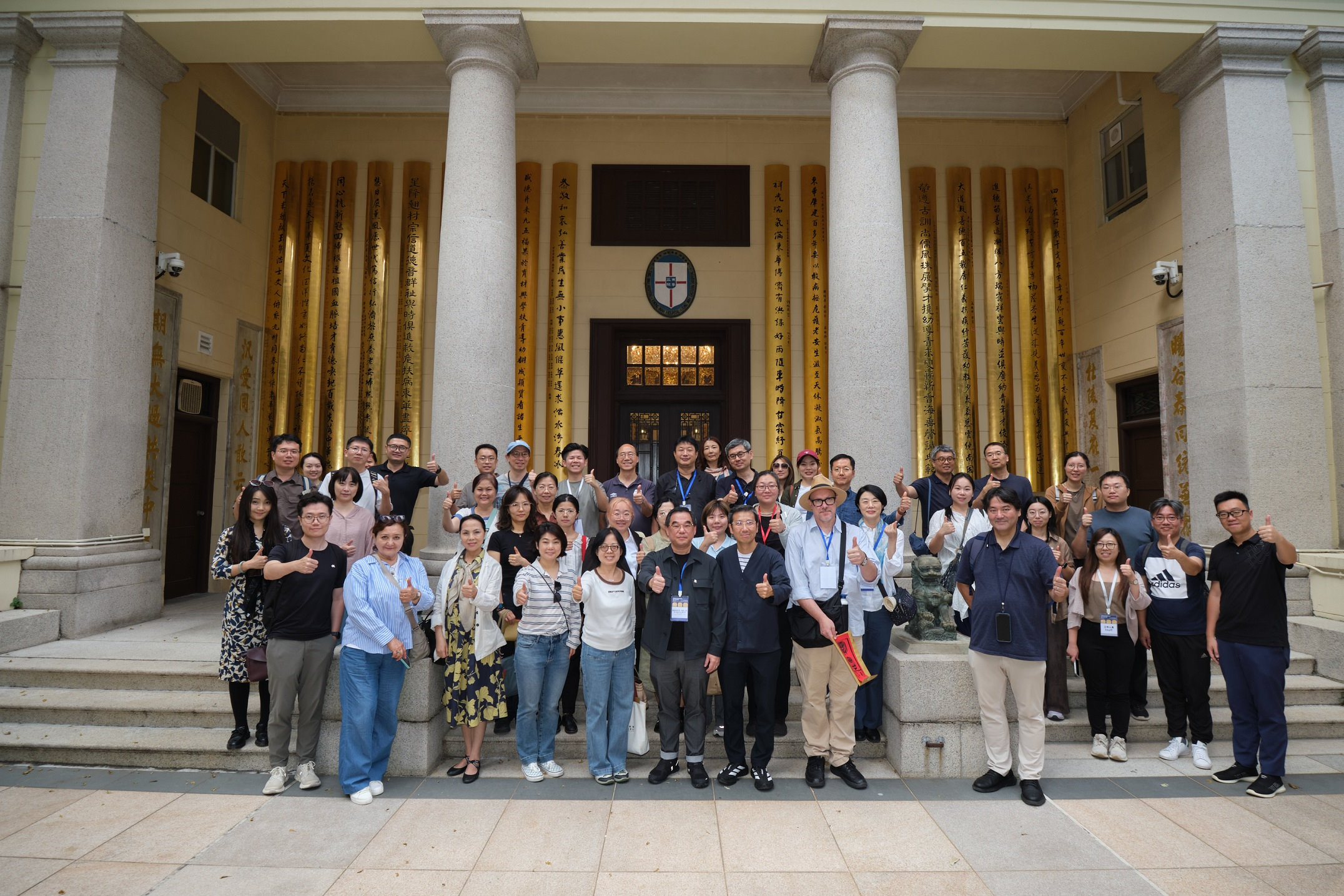 參與「活態遺產保護傳承與城市更新發展」國際研討會的講者與學者考察東華醫院主樓，由東華三院行政總監蘇祐安（前排中）親自接待，並講解東華三院對轄下的歷史建築的保護和使用情況。