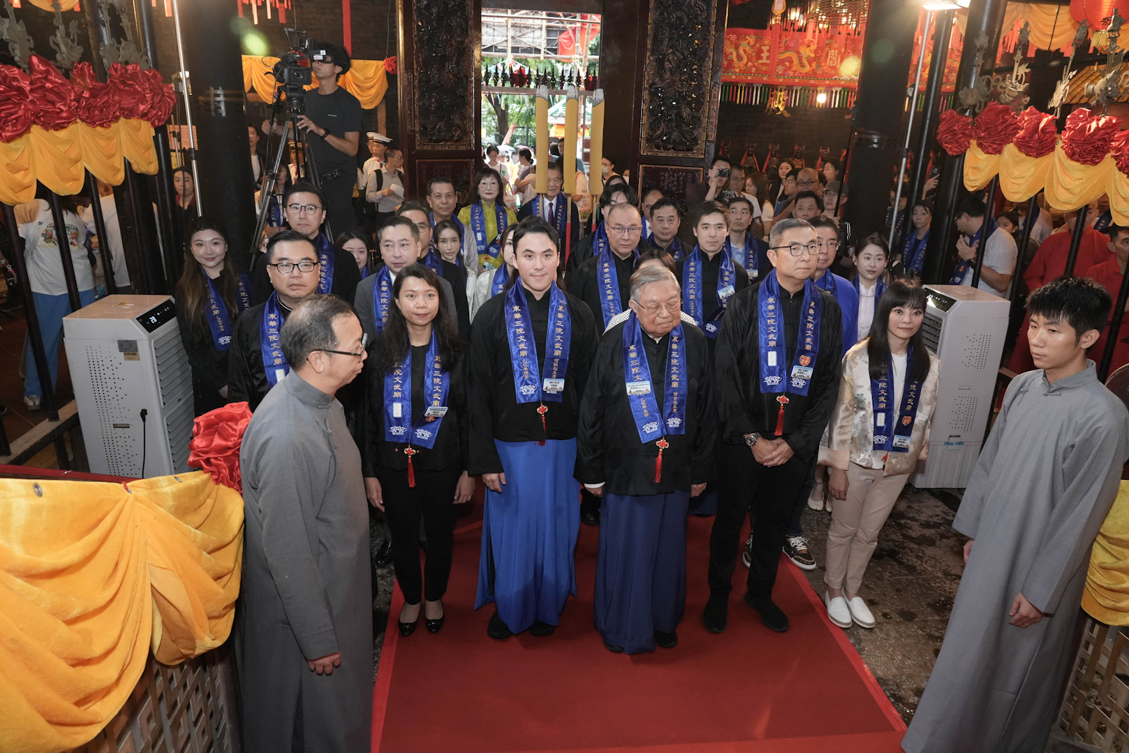 東華三院董事局成員於10月12日，在上環文武廟舉行秋祭後合照（圖片來源：東華三院）