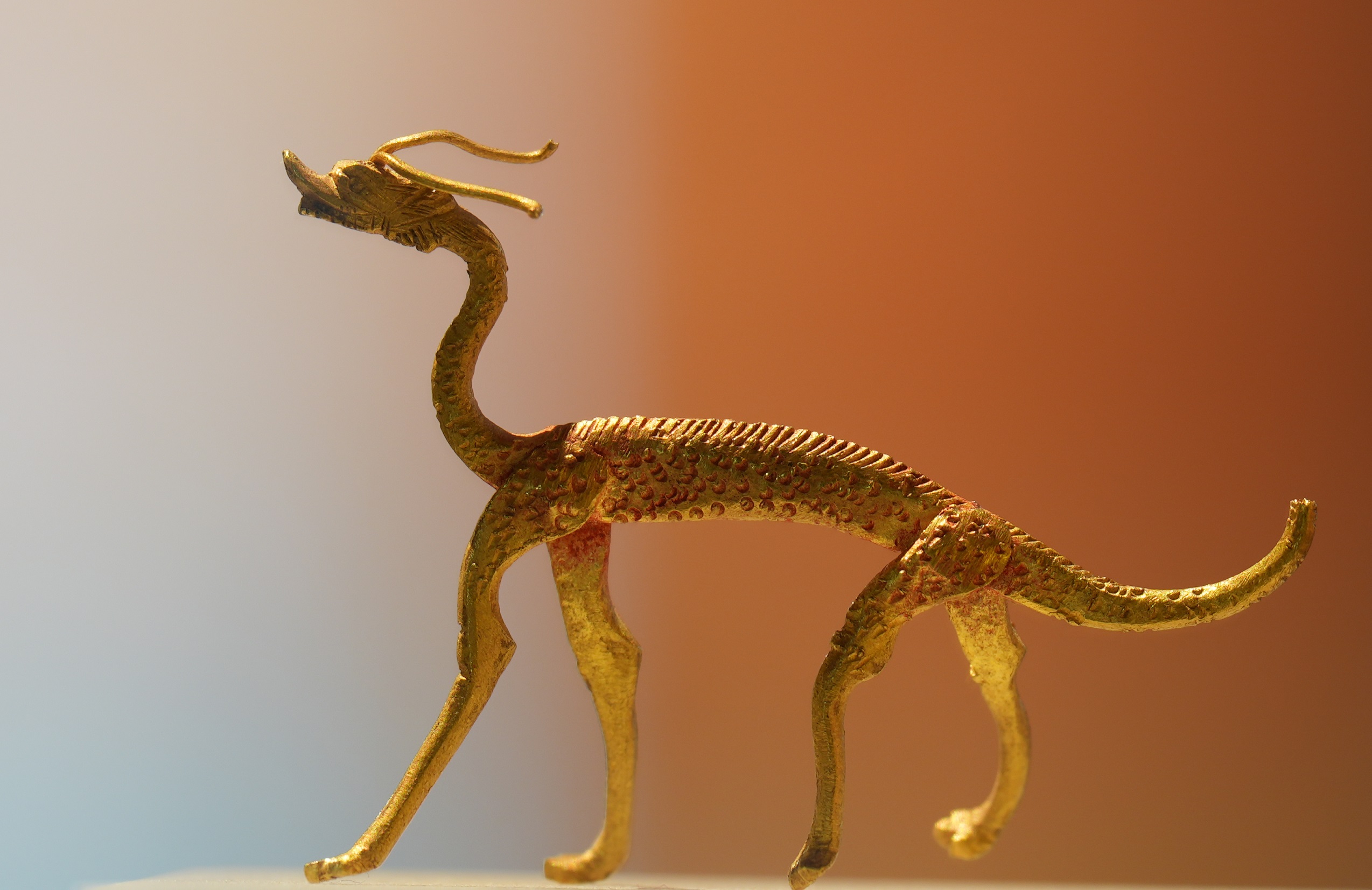 何家村窖藏是二十世紀中國一項重大考古發現。展出的「赤金走龍」全長4.1厘米,高2.1厘米,龍身的鬚髯、髭毛及鱗片,細緻刻劃,揭示唐代登峰造極的黃金工藝。(陝西歷史博物館藏)