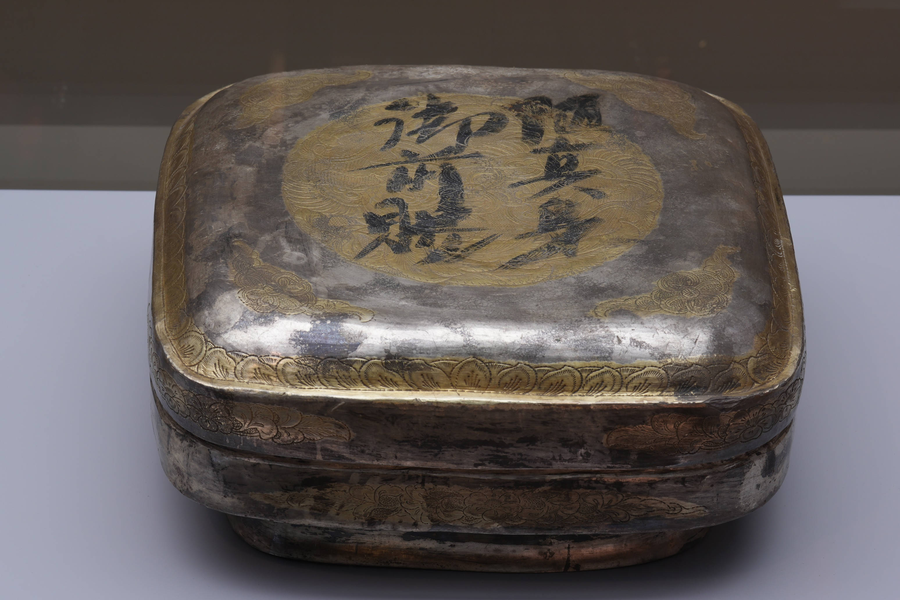 法門寺地宮出土「鎏金雙鳳銜綾紋御前賜銀方盒」是皇帝供奉佛舍利真身之物。（法門寺博物館藏）