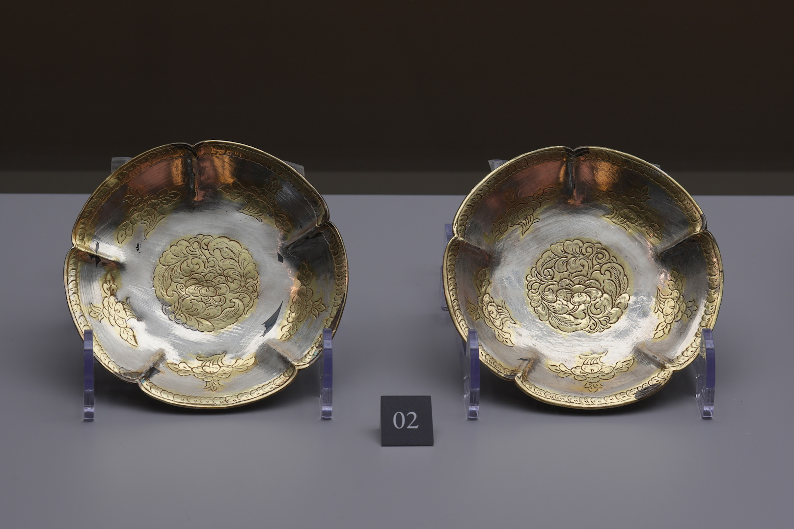 陝西法門寺佛塔地宮出土的「鎏金十字折枝花紋葵口銀碟（兩件）」，刻工瑰麗細膩，是唐代皇室敬佛的器物。（法門寺博物館藏）