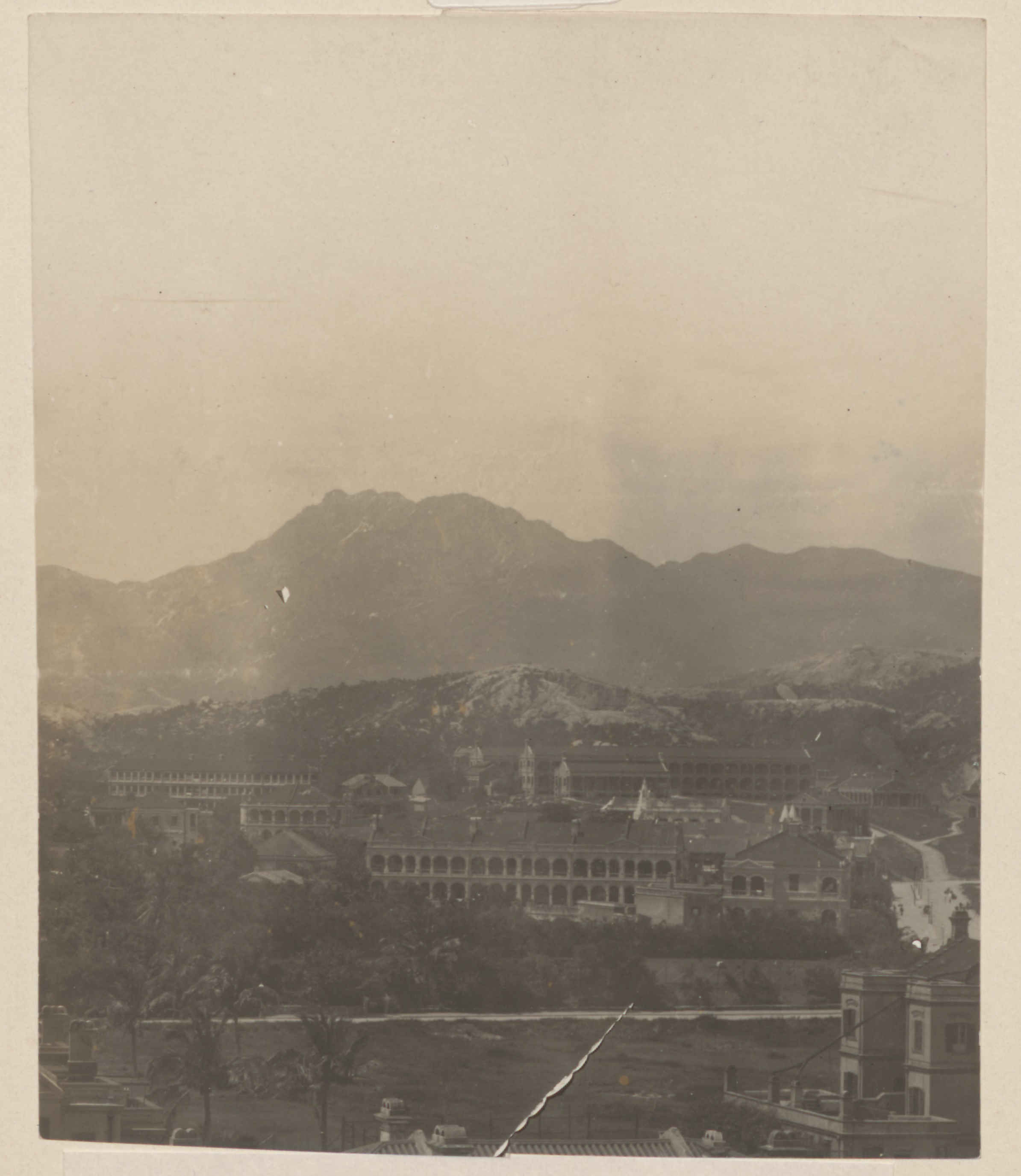 九龍威菲路軍營，攝於1912-1919 年。（圖片來源：政府檔案處歷史檔案館）