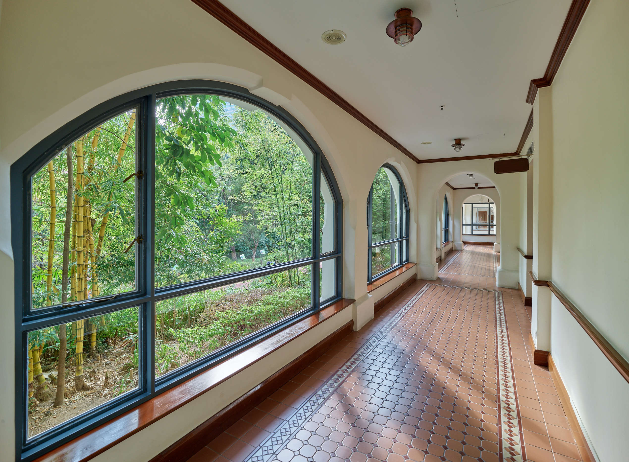 探知館內寬敞的扁拱柱廊。