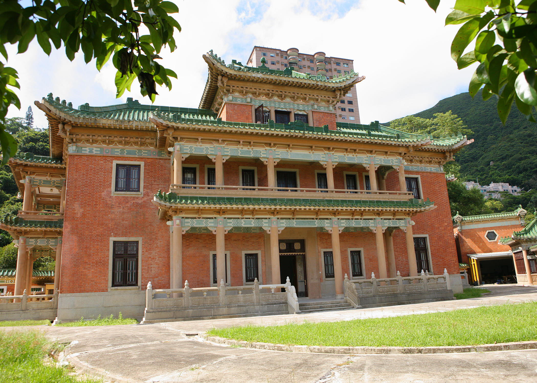 景賢里主樓採用嶺南傳統三合院式布局,南向而開。