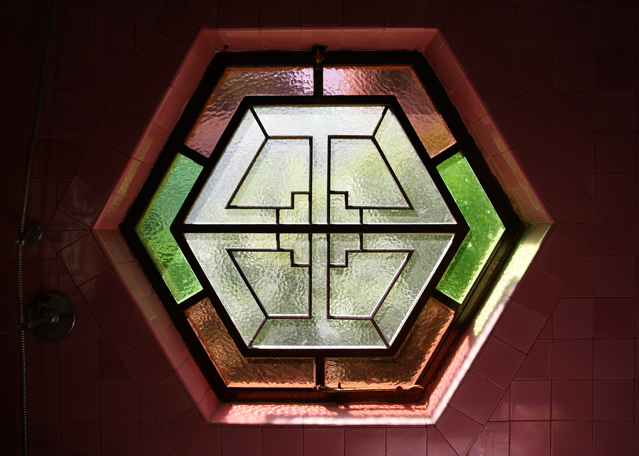 景賢里富有特色的花崗石窗框和金屬窗芯。