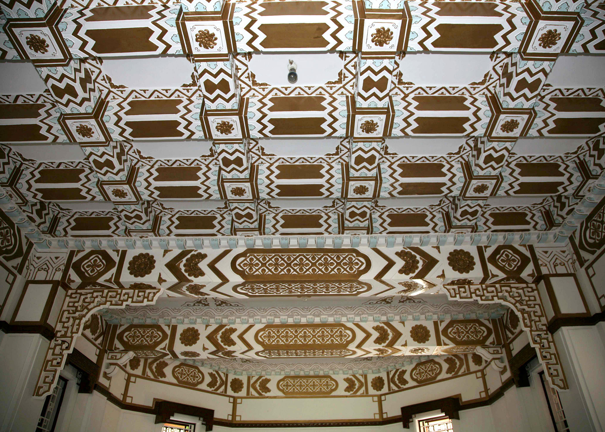 大宅各層正廳採用井格式樑系,既加強樓板承載力,也帶來壯麗的天花視覺效果。