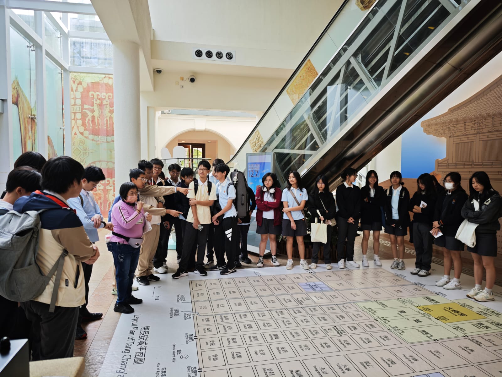 港大同学会书院(上,照片由港大同学会书院提供)、三水同乡会刘本章学校(中)和香海正觉莲社佛教陈式宏学校(下)同学,参观「唐风万里」展览。